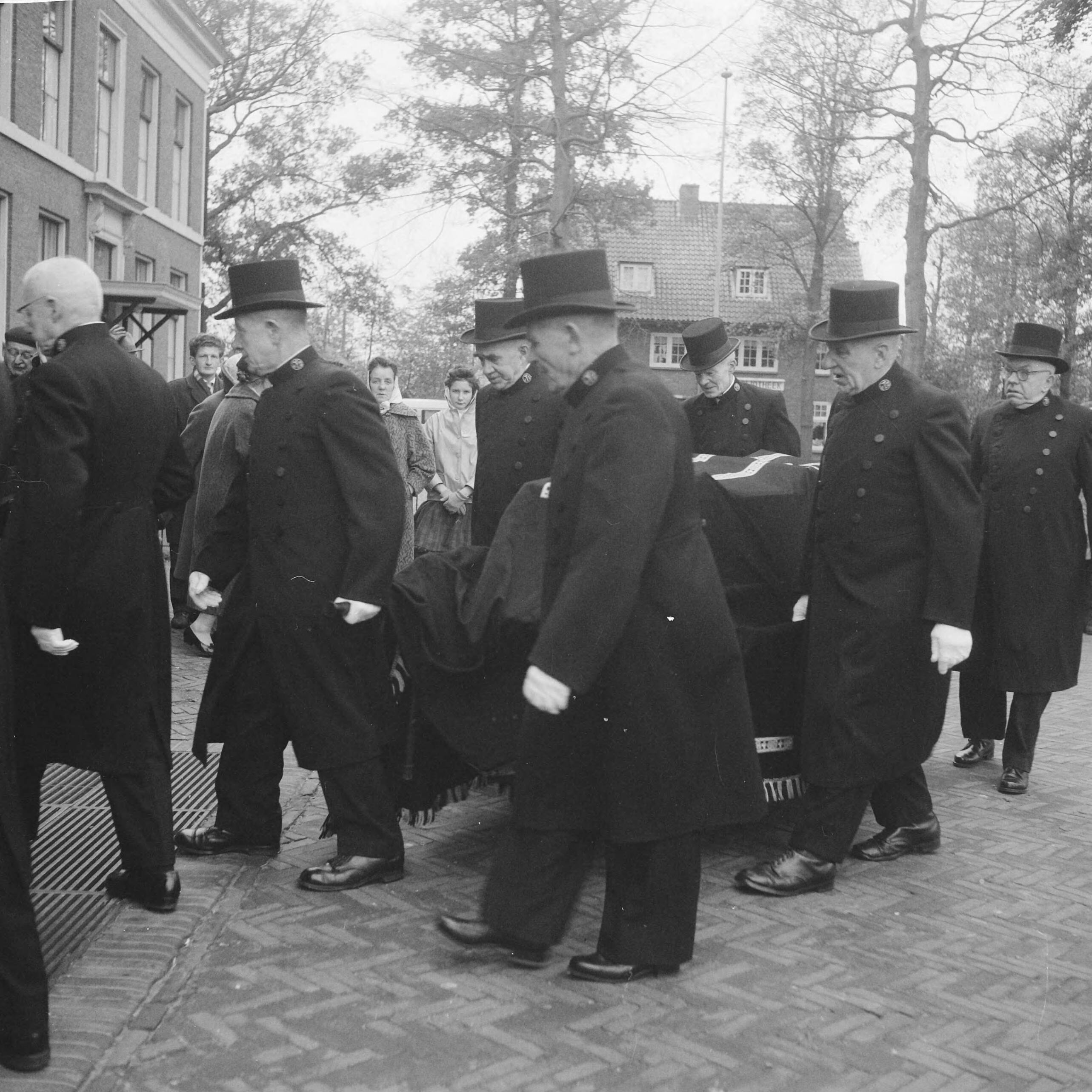 Fotocollectie Anefo — Begrafenis Theo Mastwijk in Soest — Foto: Pot, Harry / Anefo. Licentie: Set B: Rechtenvrij / Publiek Domein. Bron: Nationaal Archief. http://hdl.handle.net/10648/a9ec5cc8-d0b4-102d-bcf8-003048976d84