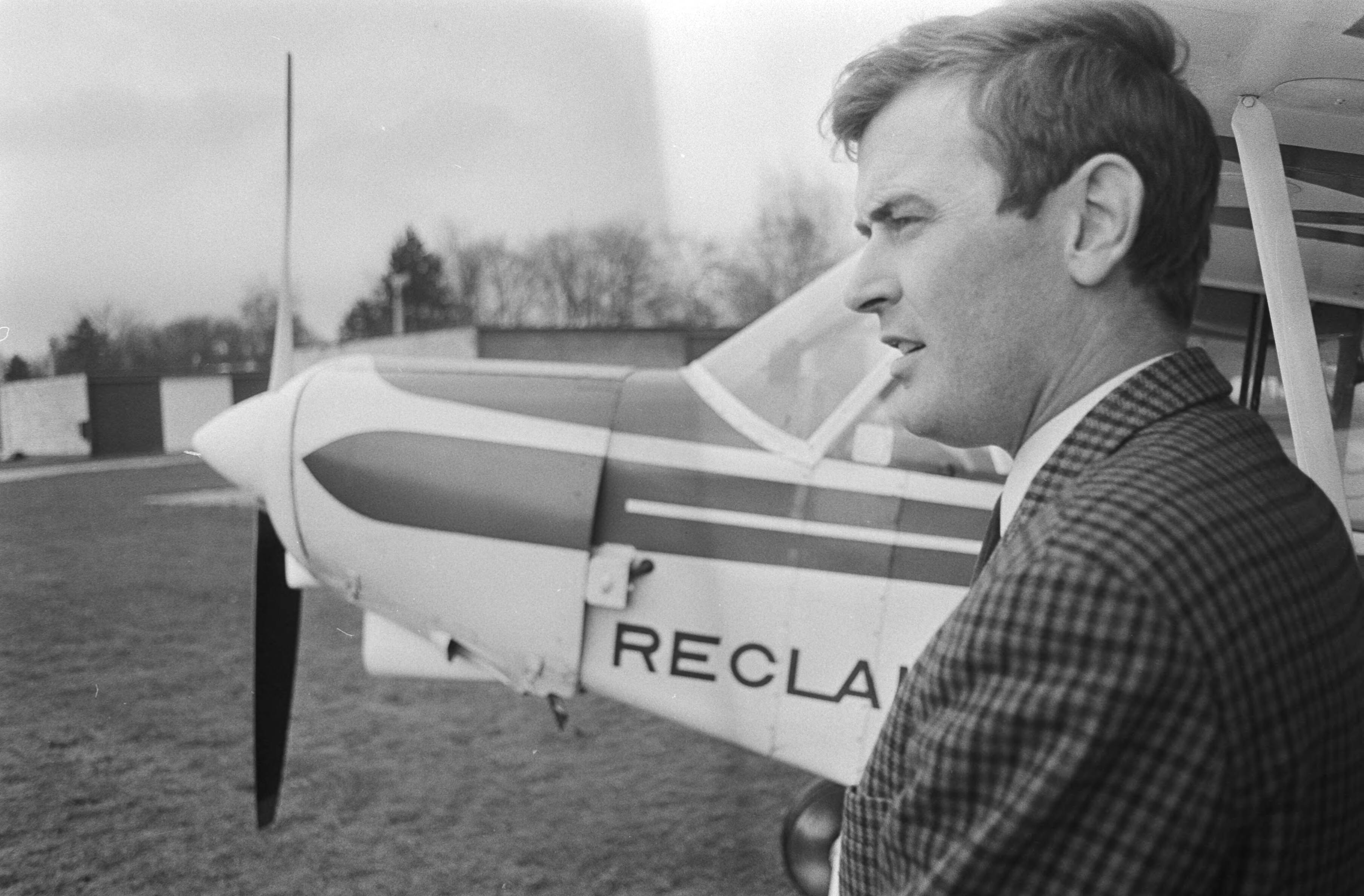 Fotocollectie Anefo — Opdracht Volkskrant: heer Wijnia, directeur vliegtuig reclamebureau, Hilversum — Foto: Peters, Hans / Anefo. Licentie: Set B: Rechtenvrij / Publiek Domein. Bron: Nationaal Archief. http://hdl.handle.net/10648/abb1f022-d0b4-102d-bcf8-003048976d84