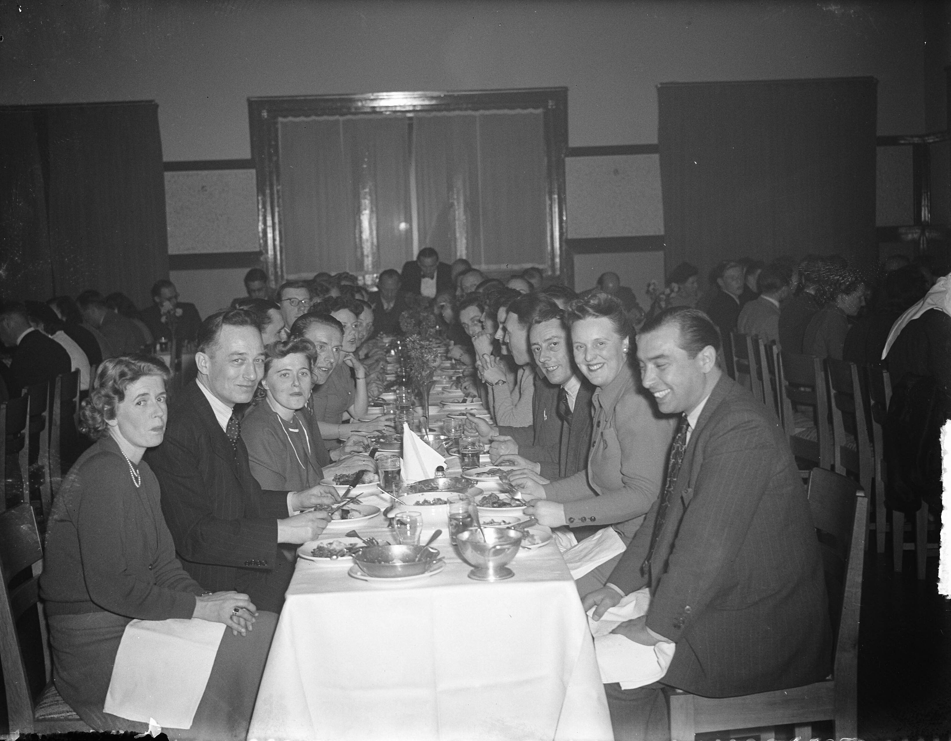 Fotocollectie Anefo — Openingsrit RAC tegen West. Diner Zandvoort — Foto: Averink, […] / Anefo. Licentie: Set B: Rechtenvrij / Publiek Domein. Bron: Nationaal Archief. http://hdl.handle.net/10648/a8c14426-d0b4-102d-bcf8-003048976d84