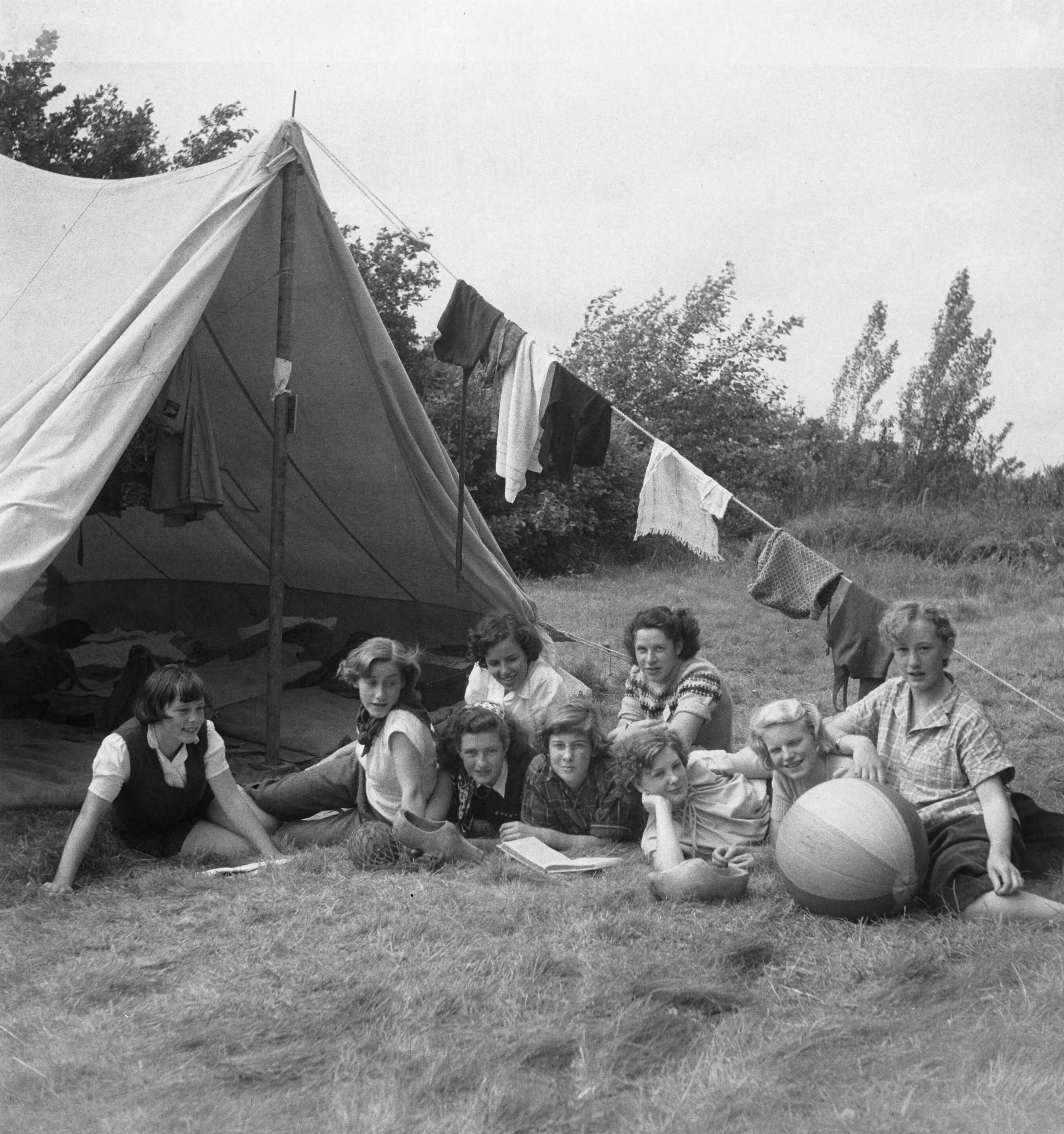 VCJC kamp Heemstede — VCJC (Vrijzinnig Christelijke Jeugd Centrale) Kamp te Heemstede (Noord-Holland) — Foto: Oorschot, […] van / Anefo. Licentie: Set B: Rechtenvrij / Publiek Domein. Bron: Nationaal Archief. http://hdl.handle.net/10648/a8dca798-d0b4-102d-bcf8-003048976d84