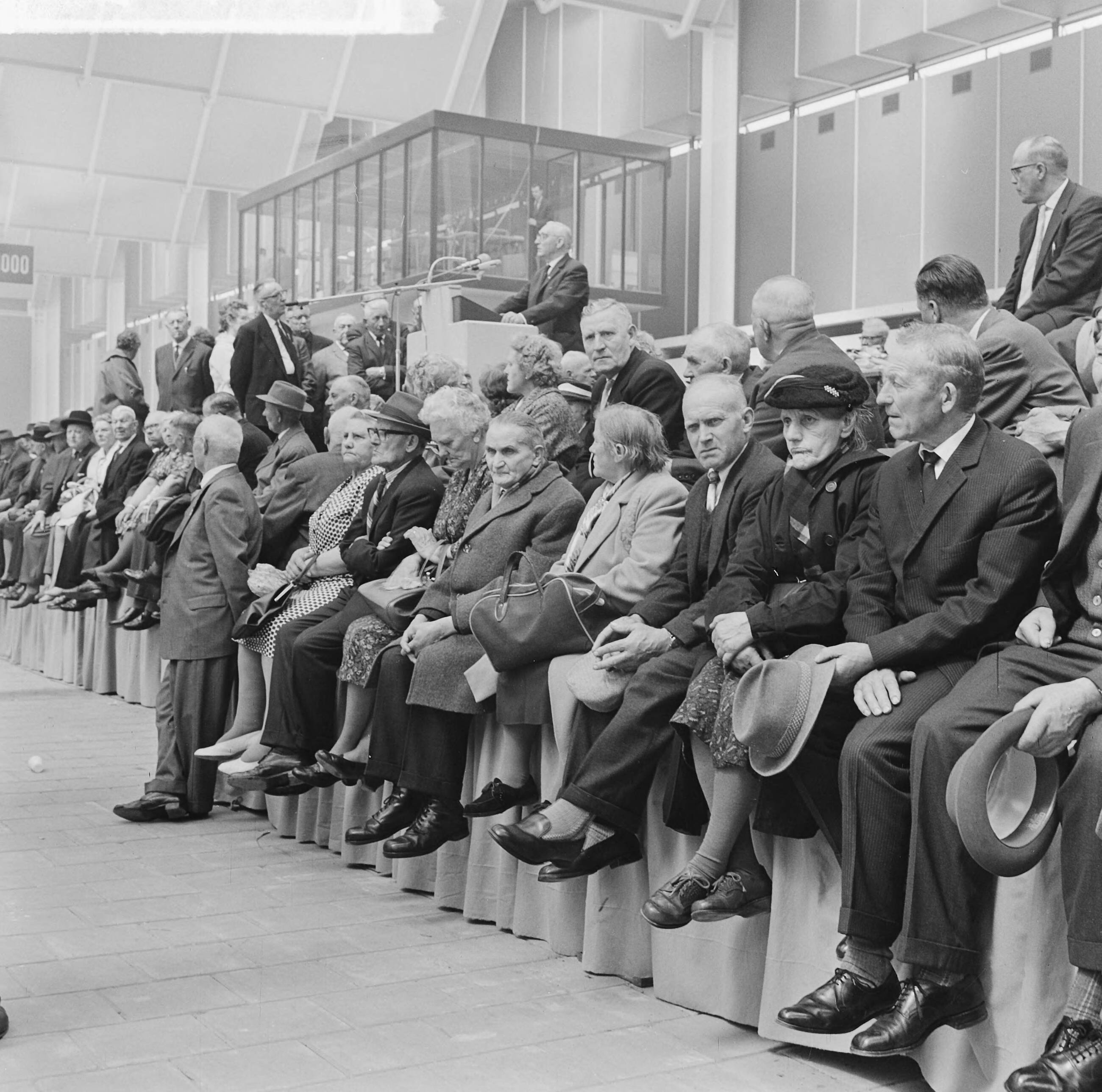 Fotocollectie Anefo — 20.000 bejaarden demonstreren voor meer AOW in Irenehal te Utrecht, overzicht — Foto: Koch, Eric / Anefo. Licentie: Set B: Rechtenvrij / Publiek Domein. Bron: Nationaal Archief. http://hdl.handle.net/10648/aa685cc4-d0b4-102d-bcf8-003048976d84