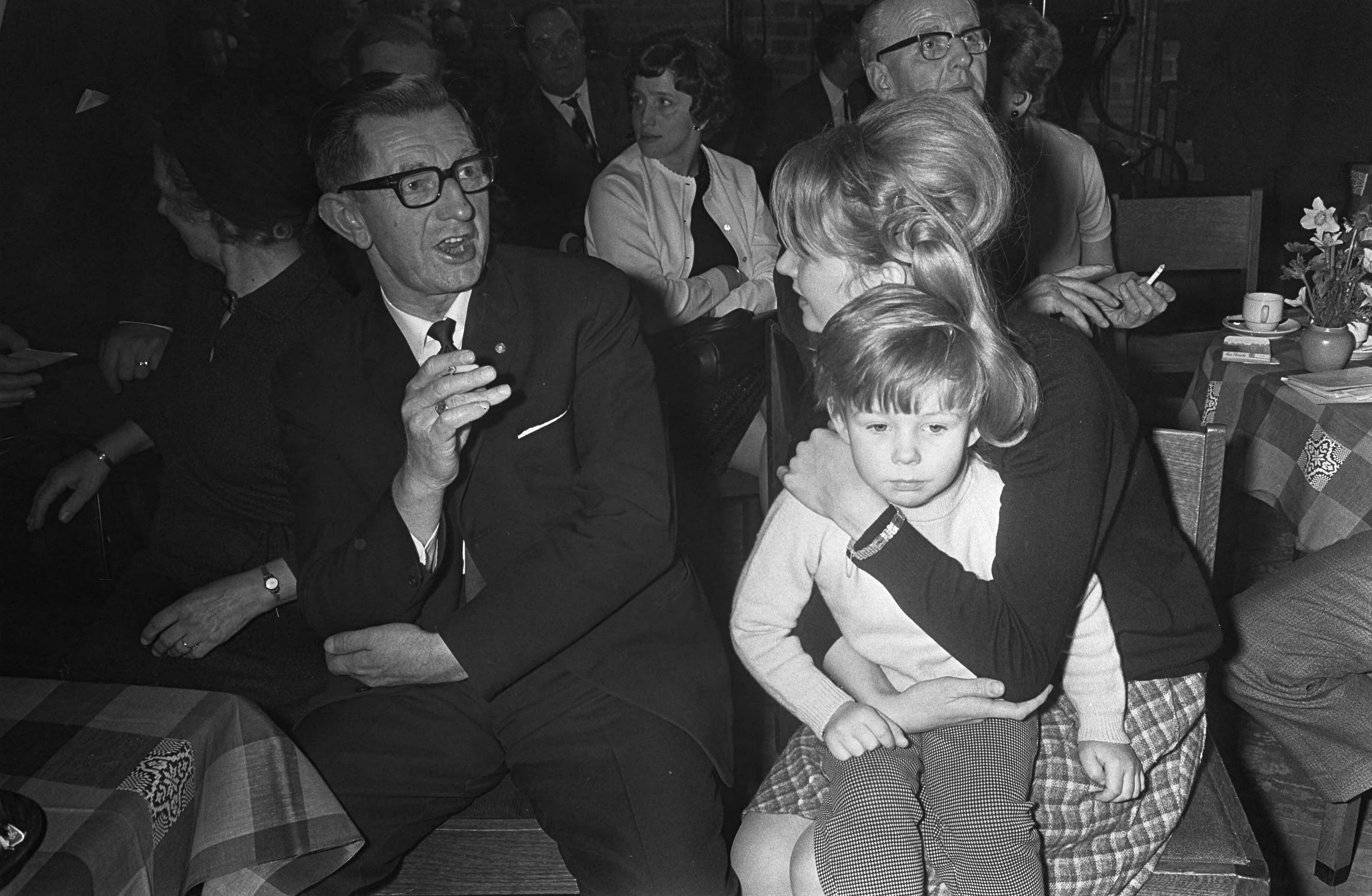 Fotocollectie Anefo — Leider H. Koekoek en kandidate Hetty Bennink in de Ridderzaal te Den Haag kijkend naar uitslagen — Foto: Koch, Eric / Anefo. Licentie: Set B: Rechtenvrij / Publiek Domein. Bron: Nationaal Archief. http://hdl.handle.net/10648/ab0fe84a-d0b4-102d-bcf8-003048976d84
