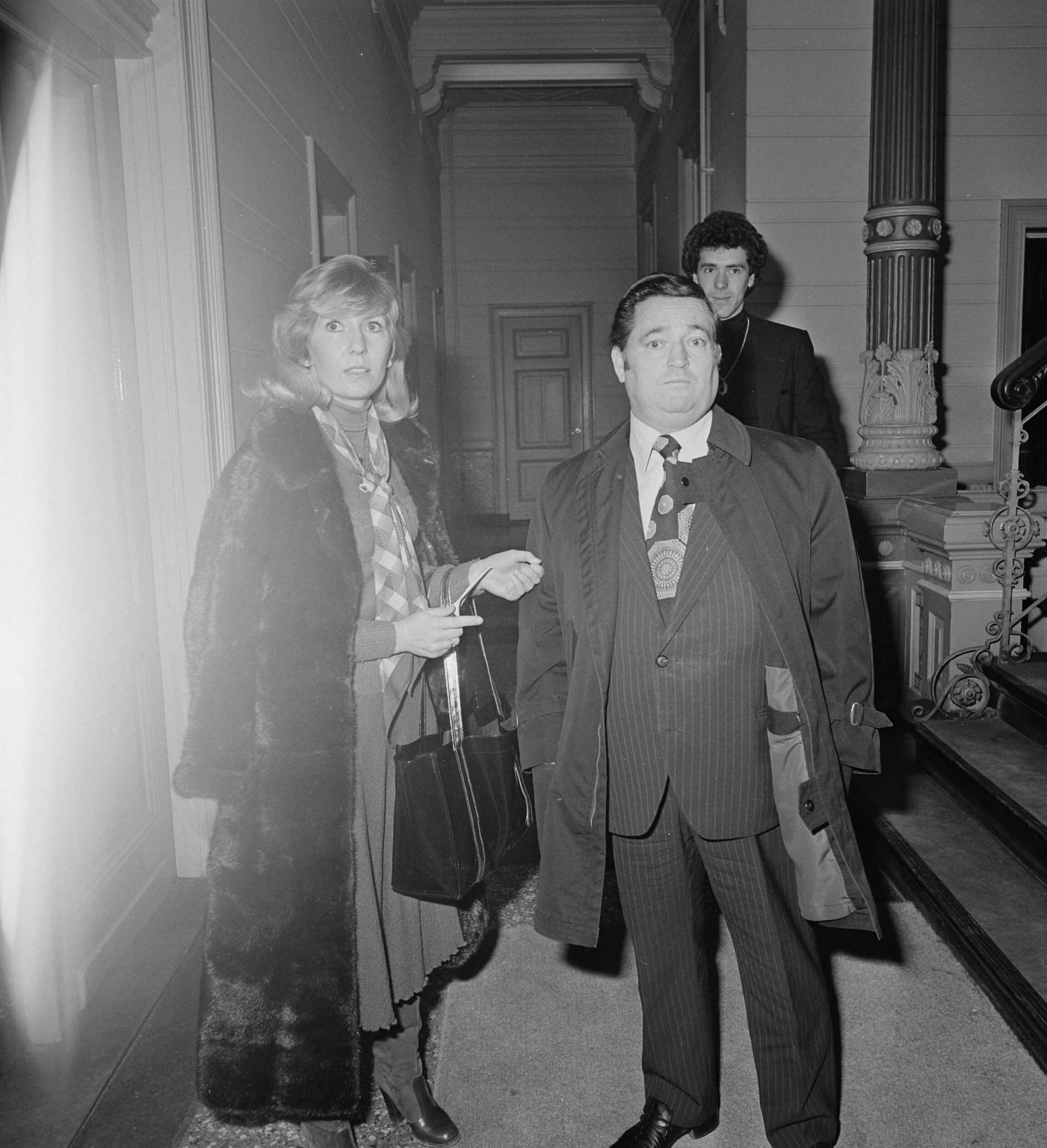 Fotocollectie Anefo — Kort geding Willeke Alberti tegen Panorama in Haarlem; Willeke Alberti met vader — Foto: Croes, Rob C. / Anefo. Licentie: Set B: Rechtenvrij / Publiek Domein. Bron: Nationaal Archief. http://hdl.handle.net/10648/ac9665a4-d0b4-102d-bcf8-003048976d84