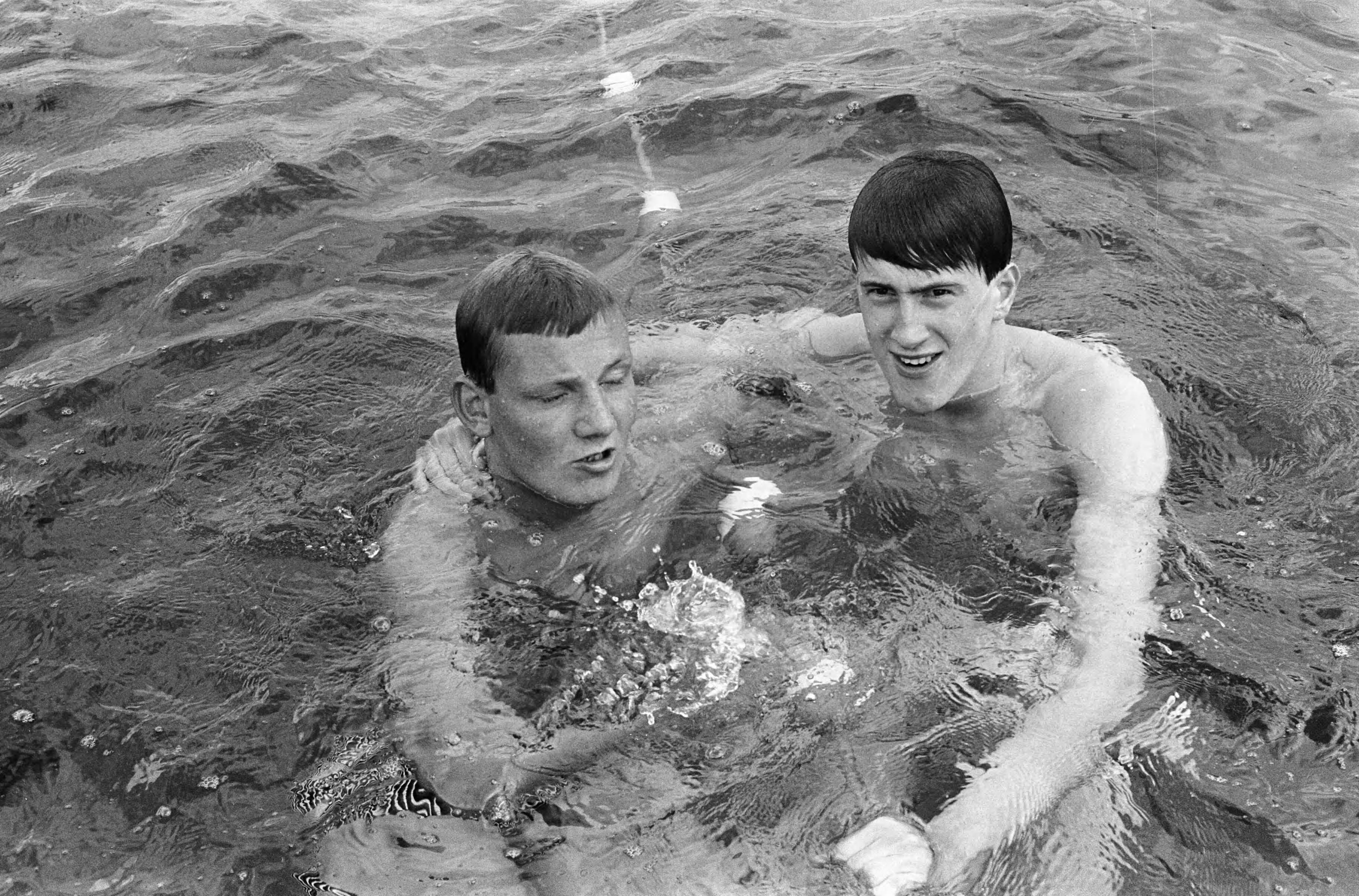 Fotocollectie Anefo — Nederland tegen Engeland zwemmen te Leeuwarden — Foto: Koch, Eric / Anefo. Licentie: Set B: Rechtenvrij / Publiek Domein. Bron: Nationaal Archief. http://hdl.handle.net/10648/aaf2f8d4-d0b4-102d-bcf8-003048976d84