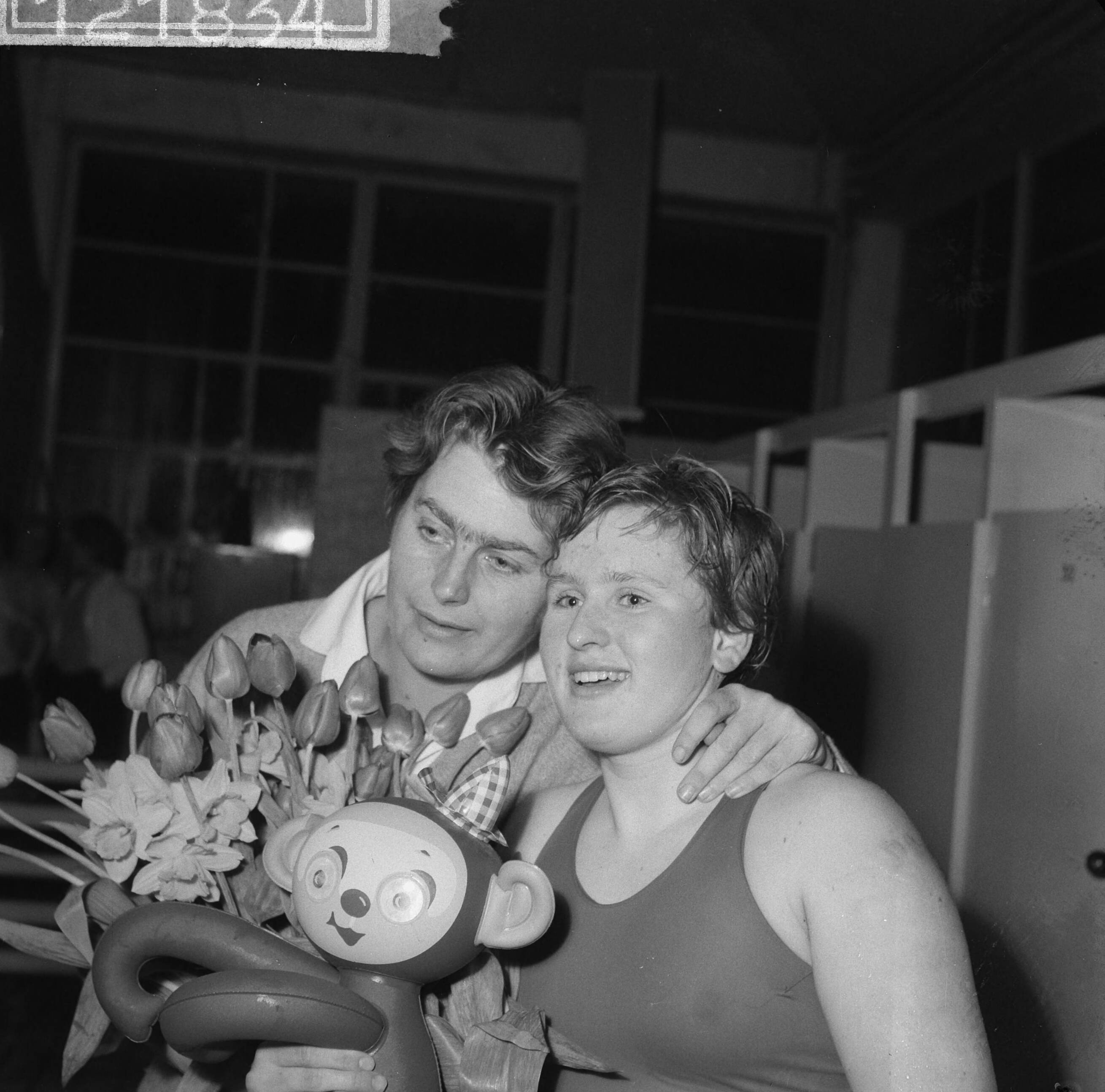 Fotocollectie Anefo — Recordpoging van de 16-jarige zwemster Marianne Heemskerk op de 400 meter wisselslag. Trainster Wil Van Breukelen (links) en Marianne Heemskerk — Foto: Nijs, Jac. de / Anefo. Licentie: Set B: Rechtenvrij / Publiek Domein. Bron: Nationaal Archief. http://hdl.handle.net/10648/a9cbf712-d0b4-102d-bcf8-003048976d84