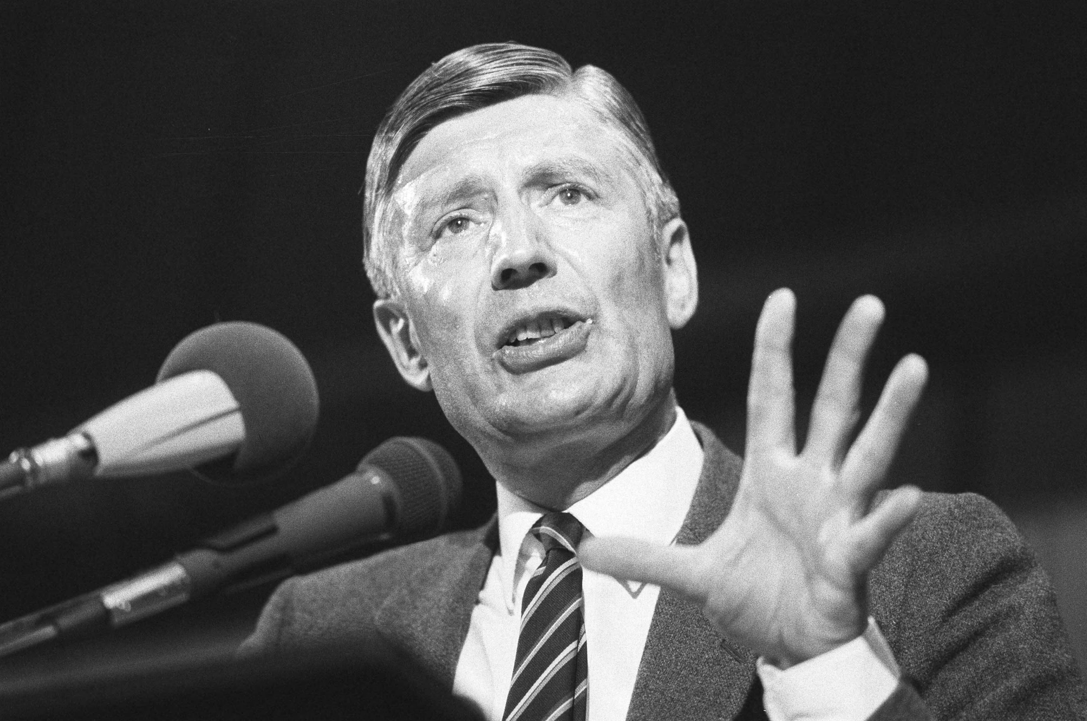 Fotocollectie Anefo — Tevens opdracht CDA, verkiezingsbijeenkomst CDA in Kerkrade premier Van Agt tijdens rede, kop — Foto: Bogaerts, Rob / Anefo. Licentie: Set B: Rechtenvrij / Publiek Domein. Bron: Nationaal Archief. http://hdl.handle.net/10648/ad1dc490-d0b4-102d-bcf8-003048976d84
