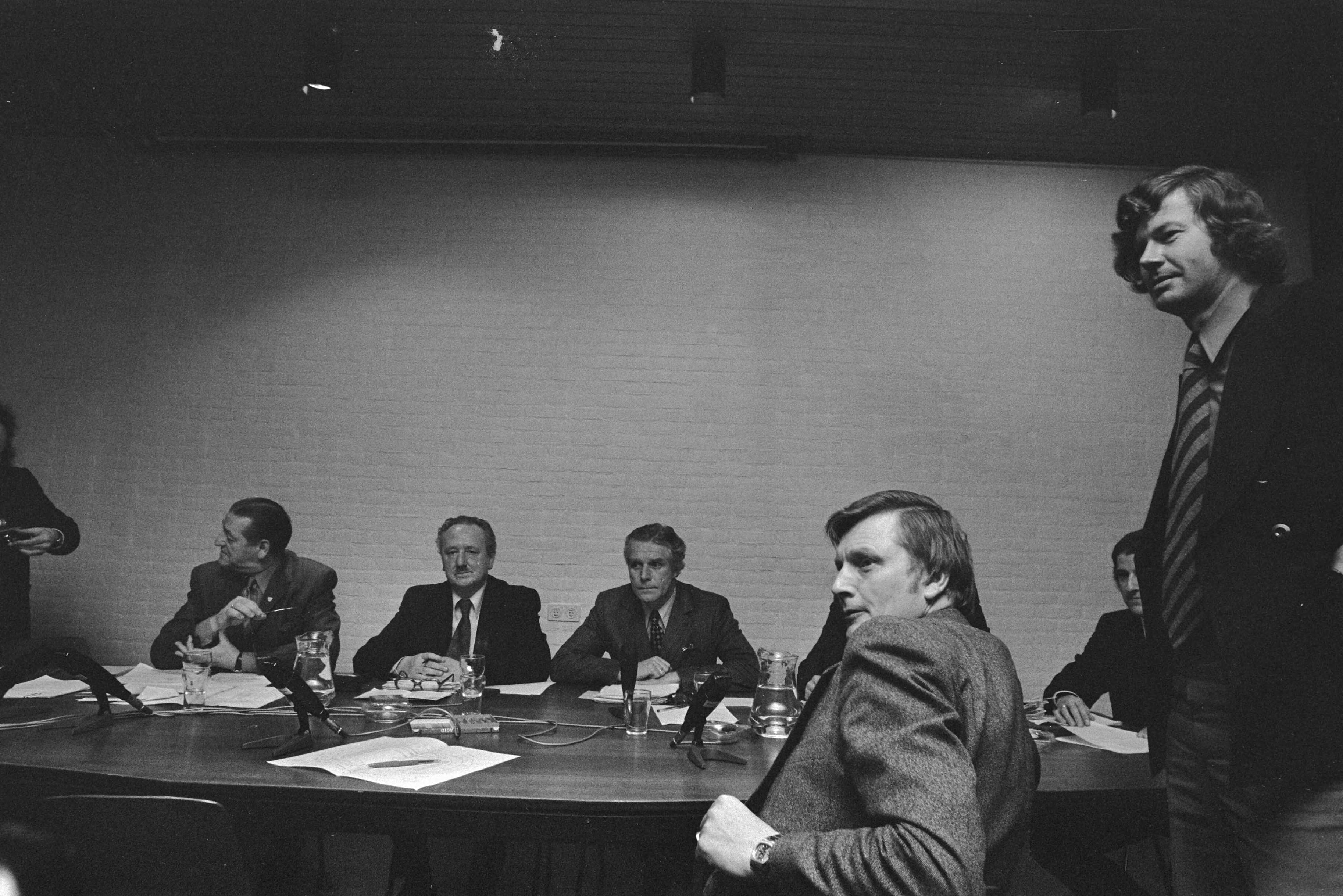 Fotocollectie Anefo — Grensrechter Griek voor tuchtcommissie KNVB in Zeist; Griek (rechts vooraan) met tuchtcommissie — Foto: Mieremet, Rob / Anefo. Licentie: Set B: Rechtenvrij / Publiek Domein. Bron: Nationaal Archief. http://hdl.handle.net/10648/ac7b5d68-d0b4-102d-bcf8-003048976d84