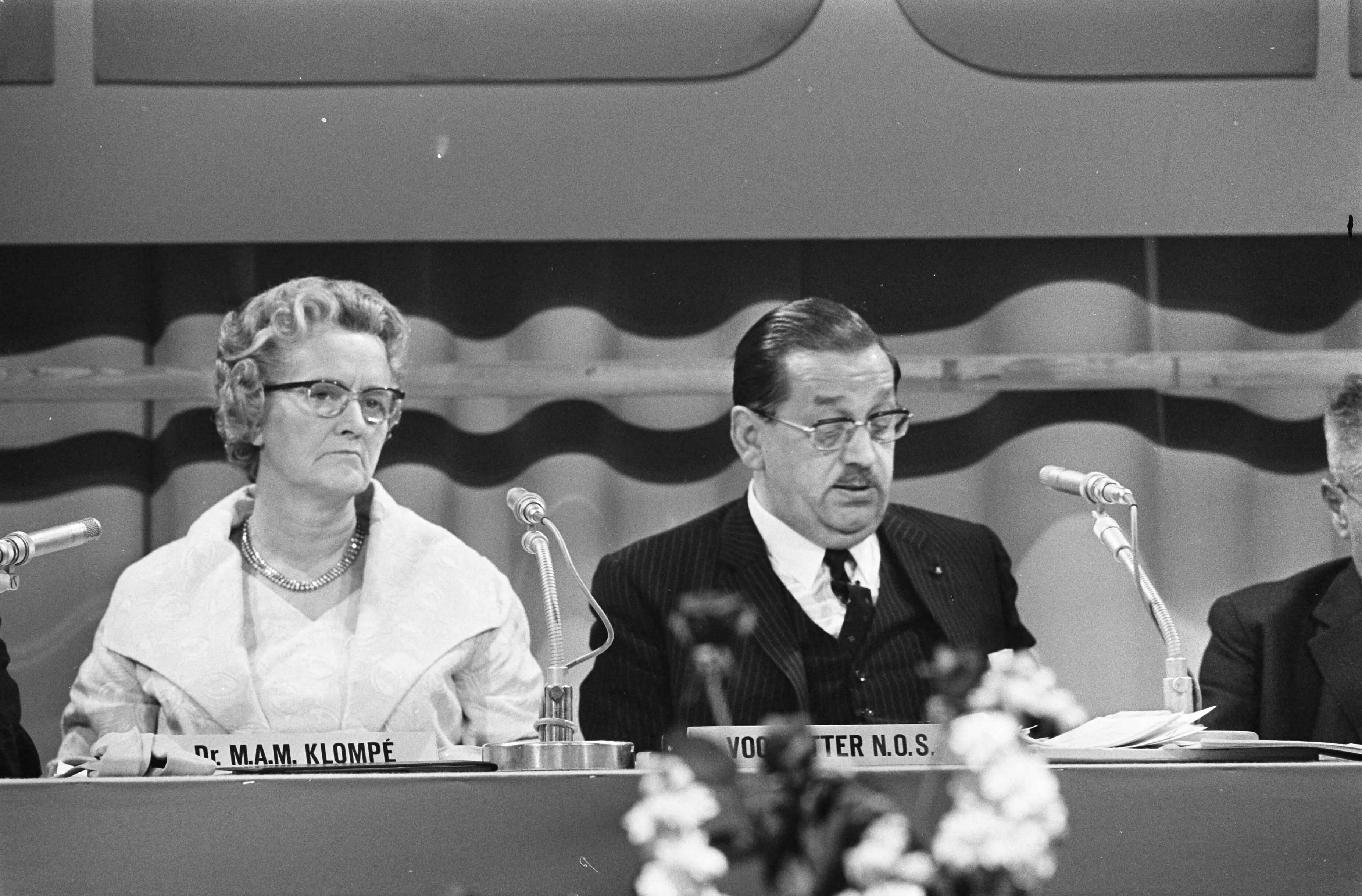 Fotocollectie Anefo — Minister Klompe installeert bestuur van Nederlandse Omroep Stichting, Hilversum links minister Klompe, rechts Schuttenhelm (voorzitter NOS) — Foto: Verhoeff, Bert / Anefo. Licentie: Set B: Rechtenvrij / Publiek Domein. Bron: Nationaal Archief. http://hdl.handle.net/10648/ab6bf52c-d0b4-102d-bcf8-003048976d84