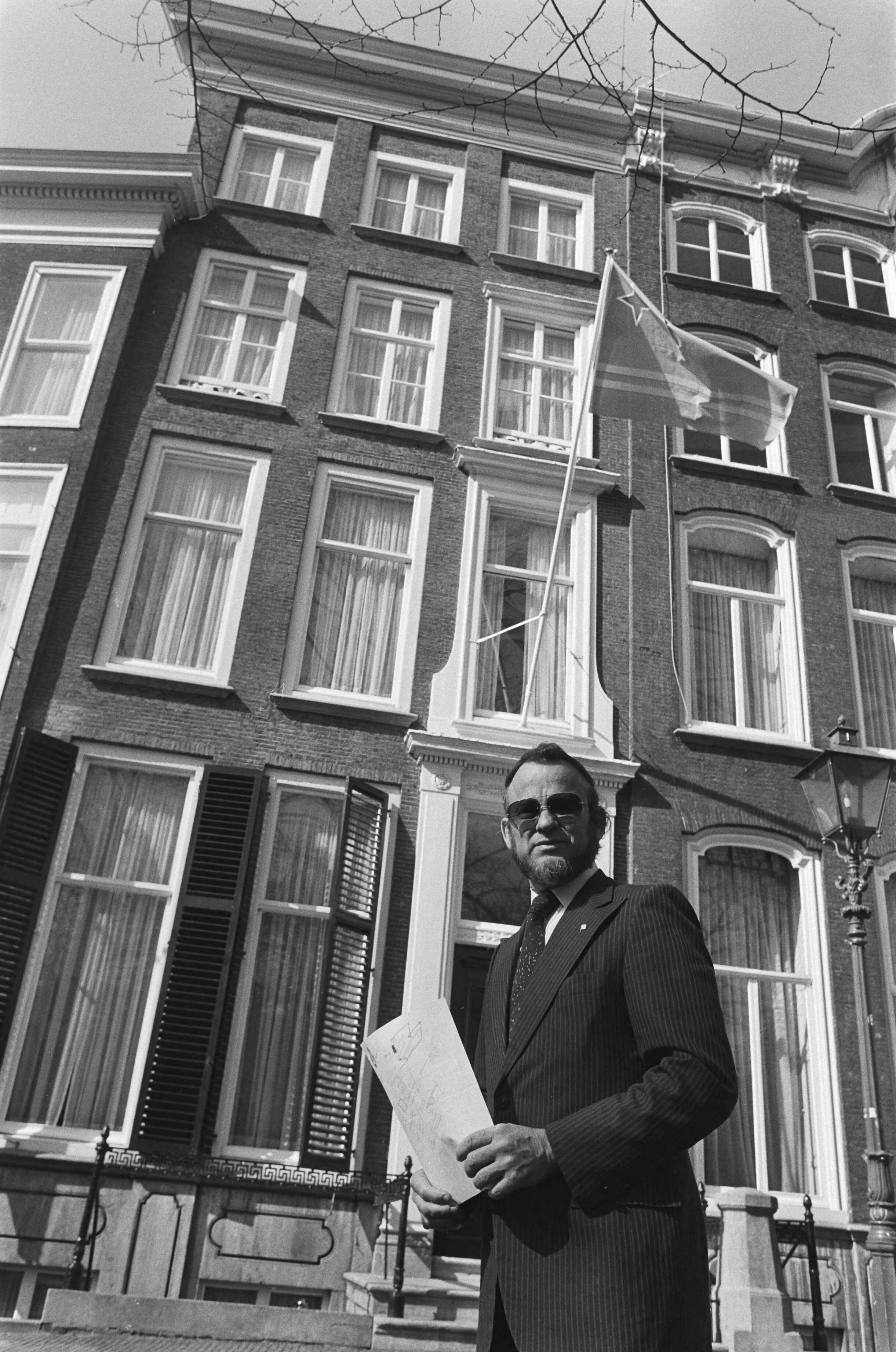 Fotocollectie Anefo — Opening "Aruba Huis" in Den Haag . Politieke leider Betico Croes voor het "Aruba Huis" — Foto: Bogaerts, Rob / Anefo. Licentie: Set B: Rechtenvrij / Publiek Domein. Bron: Nationaal Archief. http://hdl.handle.net/10648/ad13b252-d0b4-102d-bcf8-003048976d84