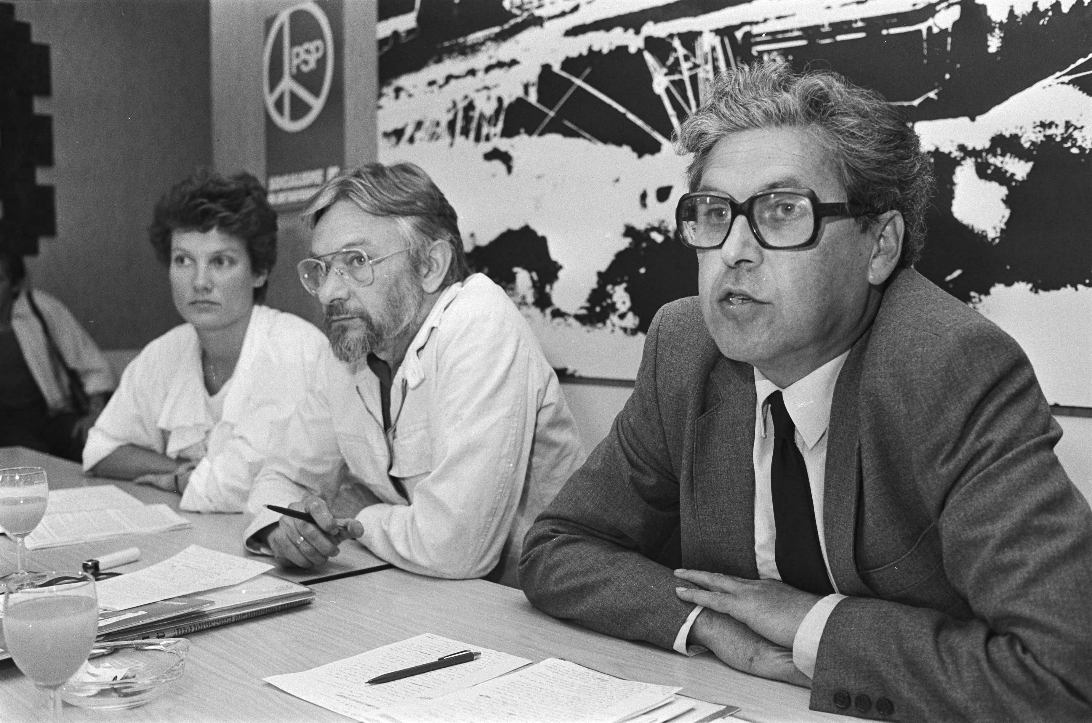 Fotocollectie Anefo — Start verkiezingscampagne PSP ( Den Haag ); v.l.n.r. Andrée van Es, Brian van de Lek en Fred van de Spek (fractievoorzitter) — Foto: Antonisse, Marcel / Anefo. Licentie: Set B: Rechtenvrij / Publiek Domein. Bron: Nationaal Archief. http://hdl.handle.net/10648/ad1ce2e6-d0b4-102d-bcf8-003048976d84