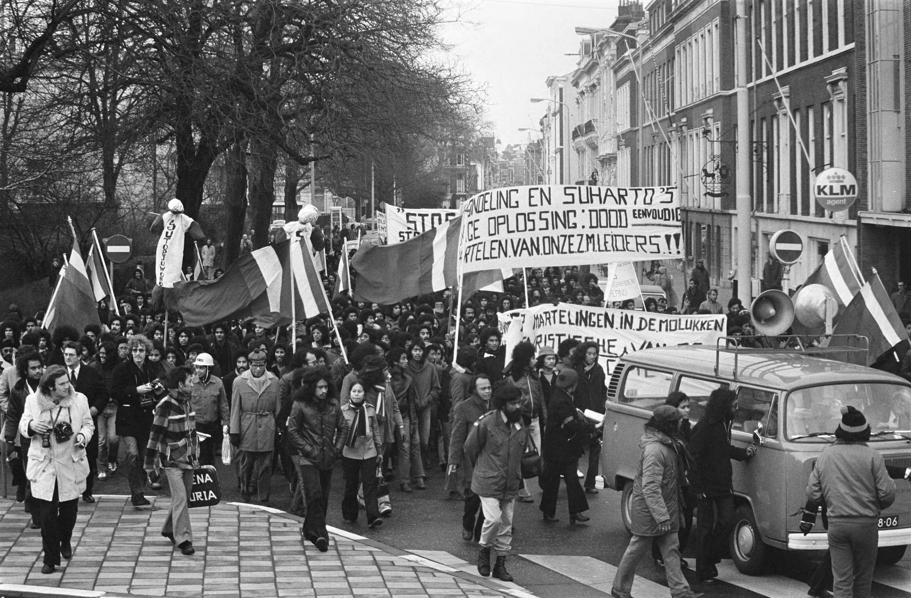 Fotocollectie Anefo — Demonstratie van Zuid Molukkers in Den Haag leidt tot vechtpartijen; demonstranten met spandoeken onderweg — Foto: Mieremet, Rob / Anefo. Licentie: Set B: Rechtenvrij / Publiek Domein. Bron: Nationaal Archief. http://hdl.handle.net/10648/ac5de06c-d0b4-102d-bcf8-003048976d84