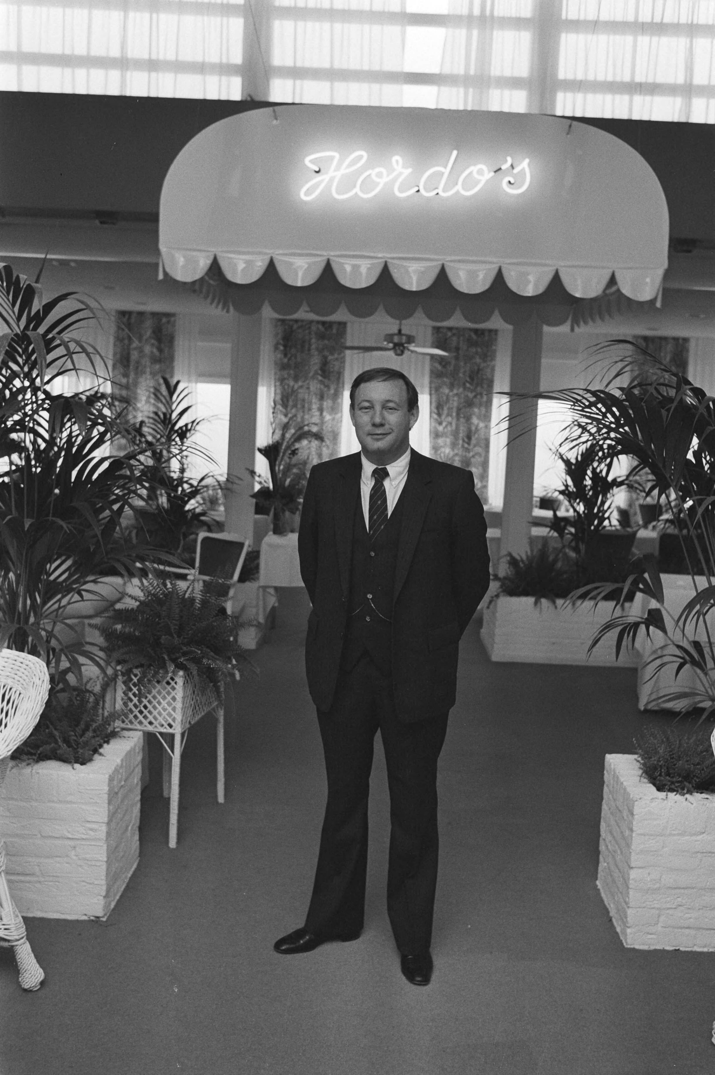 Circuit van Zandvoort verkocht aan eigenaar Hotel Bouwes en Bouwes Palace, de Canadees Michael J. Hordo — Michael J. Hordo in de lounge van Hotel Bouwes — Foto: Bogaerts, Rob / Anefo. Licentie: Set B: Rechtenvrij / Publiek Domein. Bron: Nationaal Archief. http://hdl.handle.net/10648/ad03ce82-d0b4-102d-bcf8-003048976d84