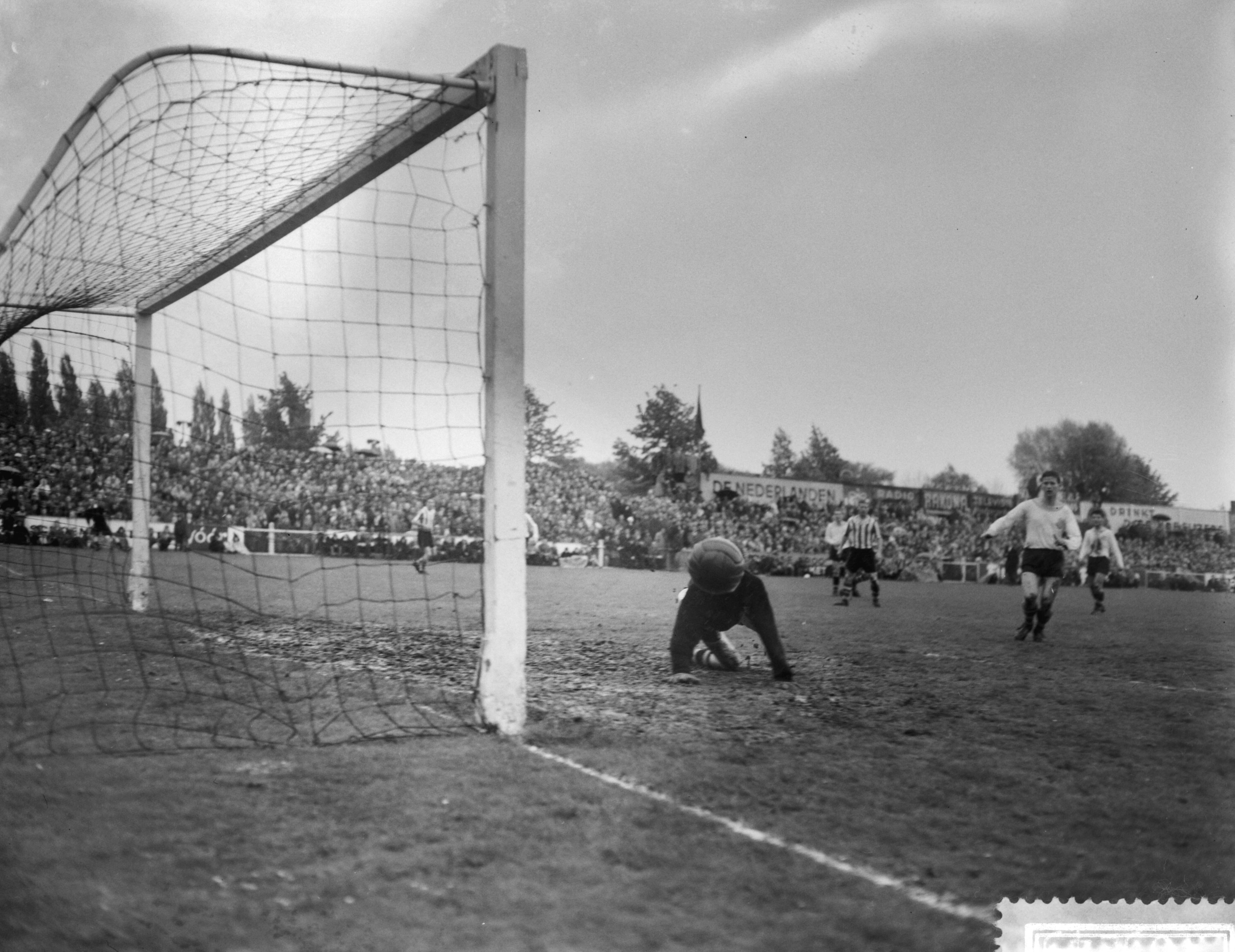 Fotocollectie Anefo — Voetbal. NAC tegen Sparta 0-3. Spelmoment voor het Sparta-doel — Foto: Rossem, Wim van / Anefo. Licentie: Set B: Rechtenvrij / Publiek Domein. Bron: Nationaal Archief. http://hdl.handle.net/10648/a9928478-d0b4-102d-bcf8-003048976d84