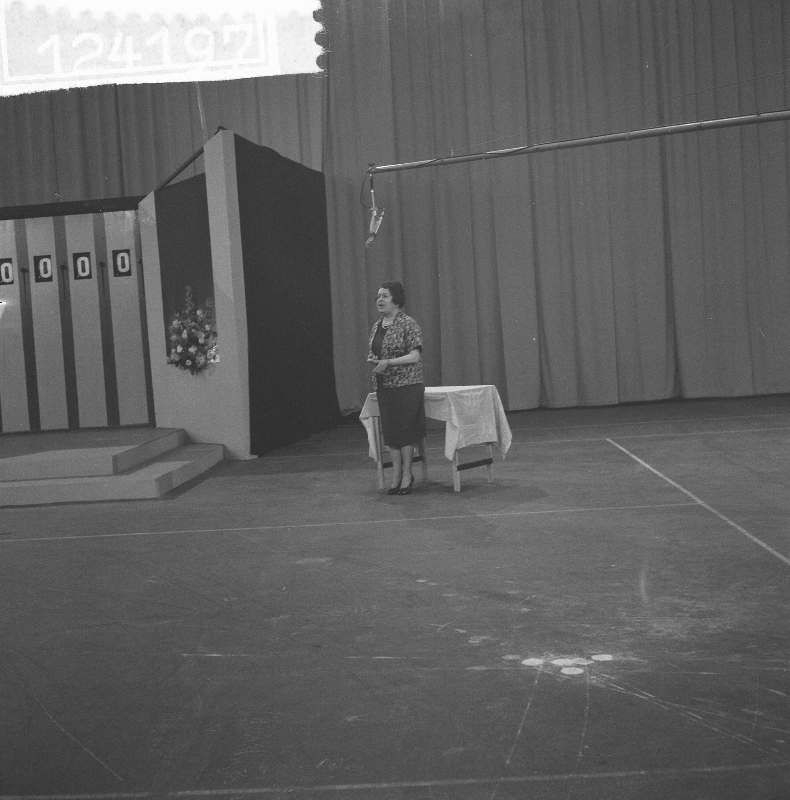 Fotocollectie Anefo — Televisieprogramma "TV-Toto" vanuit de Expohal te Hilversum. De Belgische actrice Julia de Gruyter tijdens een voordracht — Foto: Lindeboom, Henk / Anefo. Licentie: Set B: Rechtenvrij / Publiek Domein. Bron: Nationaal Archief. http://hdl.handle.net/10648/a9d347f6-d0b4-102d-bcf8-003048976d84