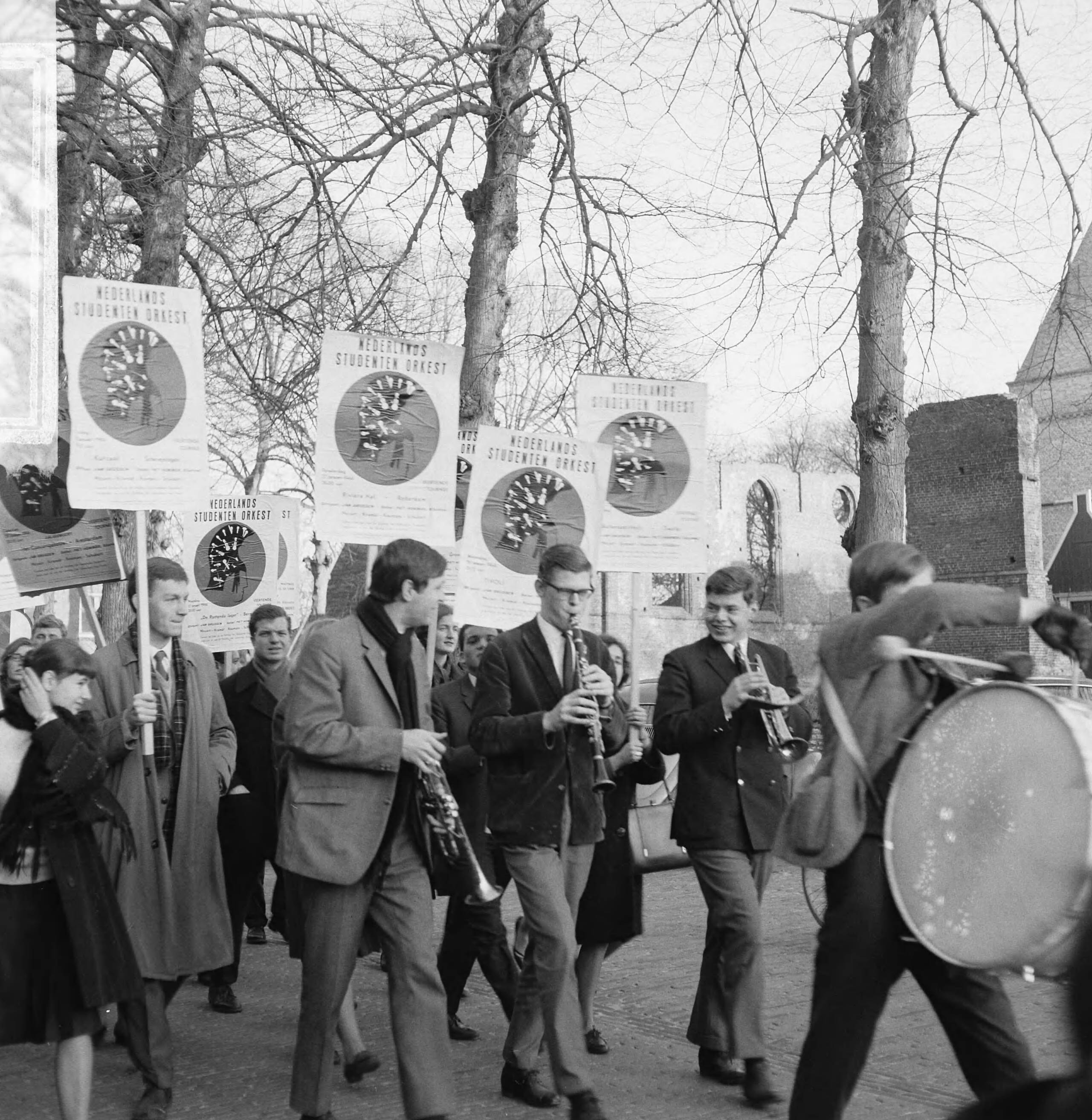 Fotocollectie Anefo — Nederlands Studenten Orkest in Bergen, Noord-Holland — Foto: Kroon, Ron / Anefo. Licentie: Set B: Rechtenvrij / Publiek Domein. Bron: Nationaal Archief. http://hdl.handle.net/10648/aad4ff8c-d0b4-102d-bcf8-003048976d84