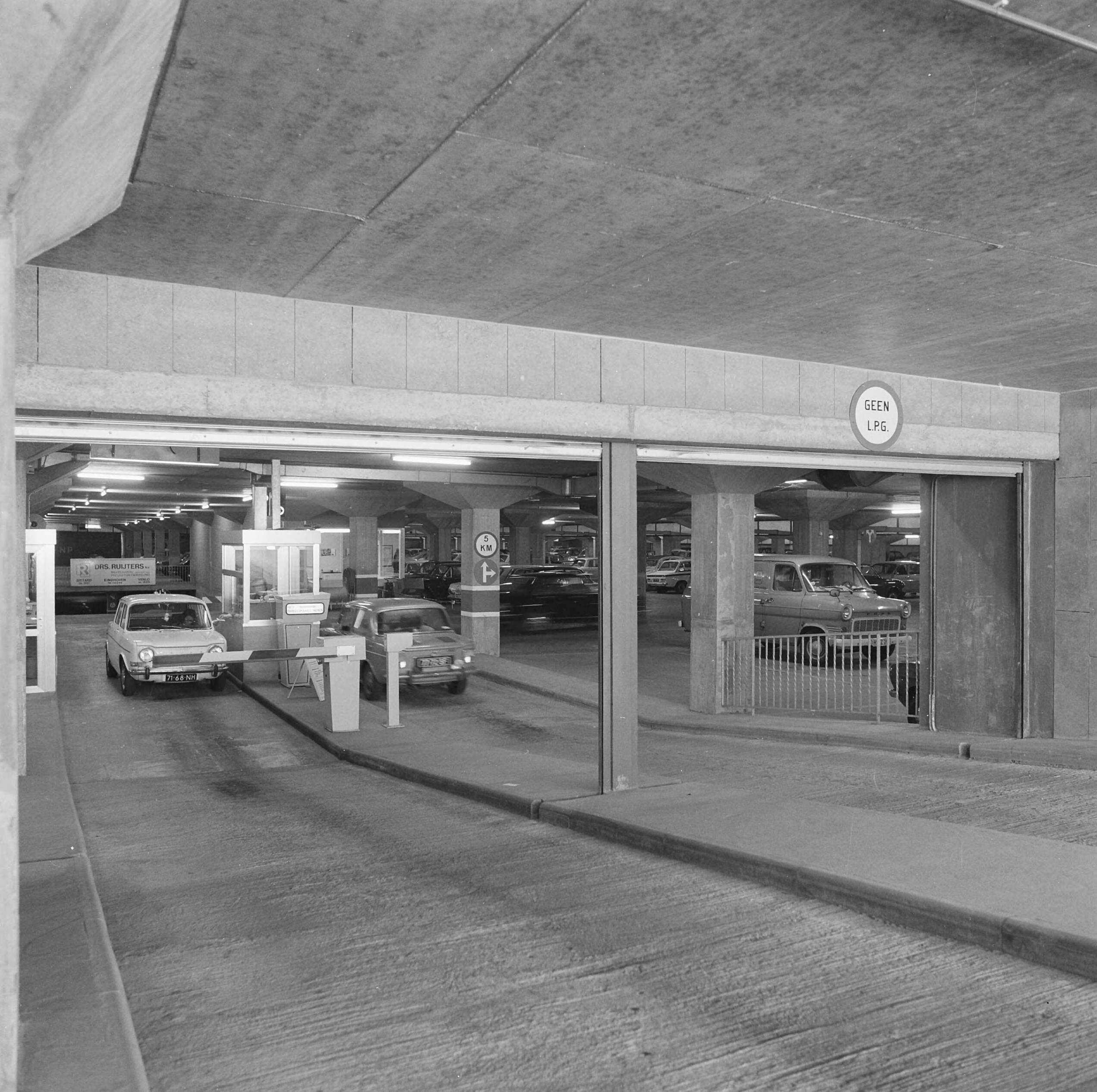 Fotocollectie Nederlandse Heidemaatschappij — Maastricht. Parkeergarage onder het Vrijthof te Maastricht — Foto: Fotograaf Onbekend / Heidemij. Licentie: Set B: Rechtenvrij / Publiek Domein. Bron: Nationaal Archief. http://hdl.handle.net/10648/ae829932-d0b4-102d-bcf8-003048976d84