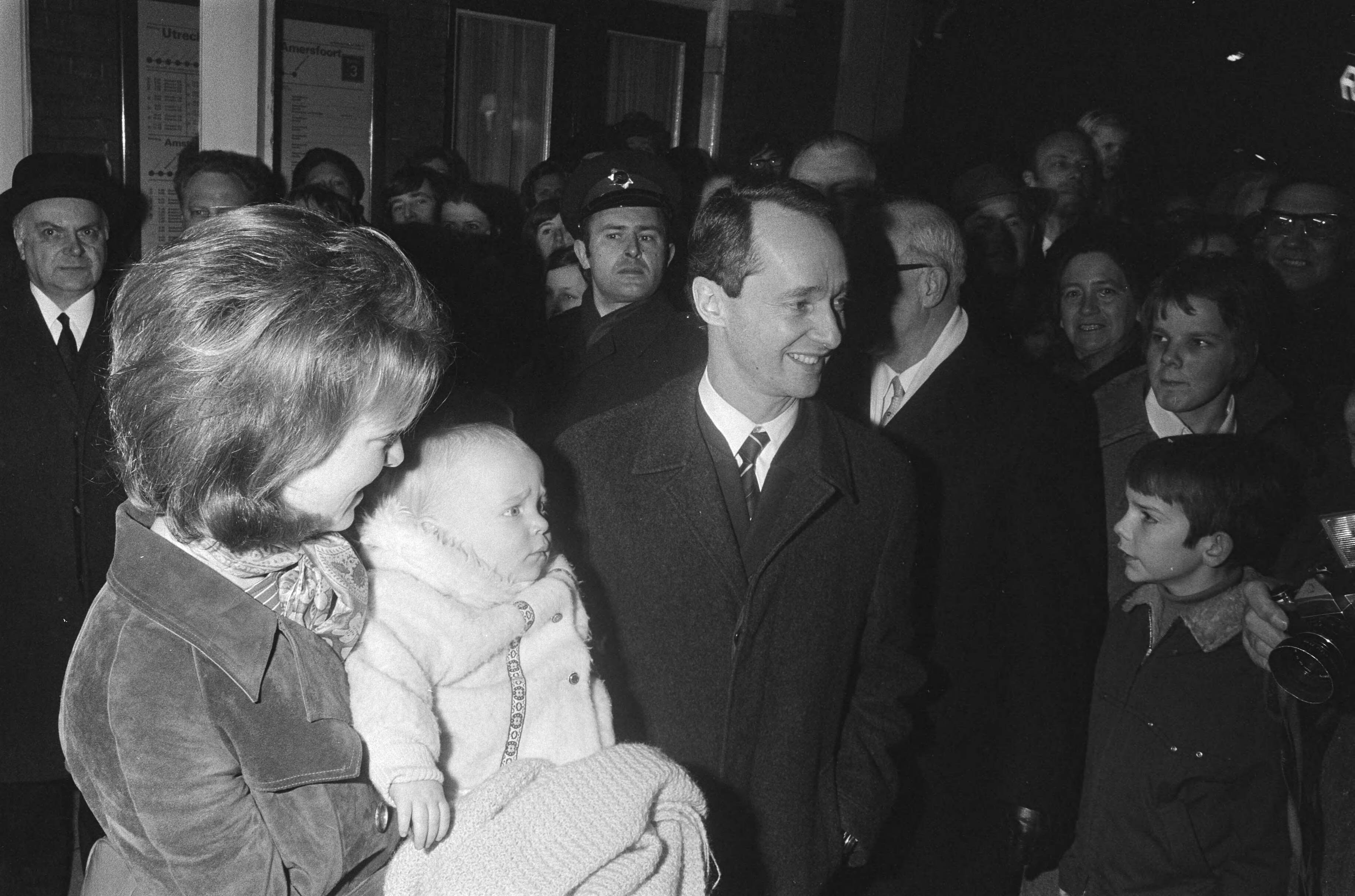 Fotocollectie Anefo — Koninklijke Familie vertrekt per trein naar Lech voor wintervakantie, vanaf Baarn; nr. 22: Prinses Irene met Prins Carlos jr. , Prins Carlos sr. / — Foto: Verhoeff, Bert / Anefo. Licentie: Set B: Rechtenvrij / Publiek Domein. Bron: Nationaal Archief. http://hdl.handle.net/10648/abb586c4-d0b4-102d-bcf8-003048976d84