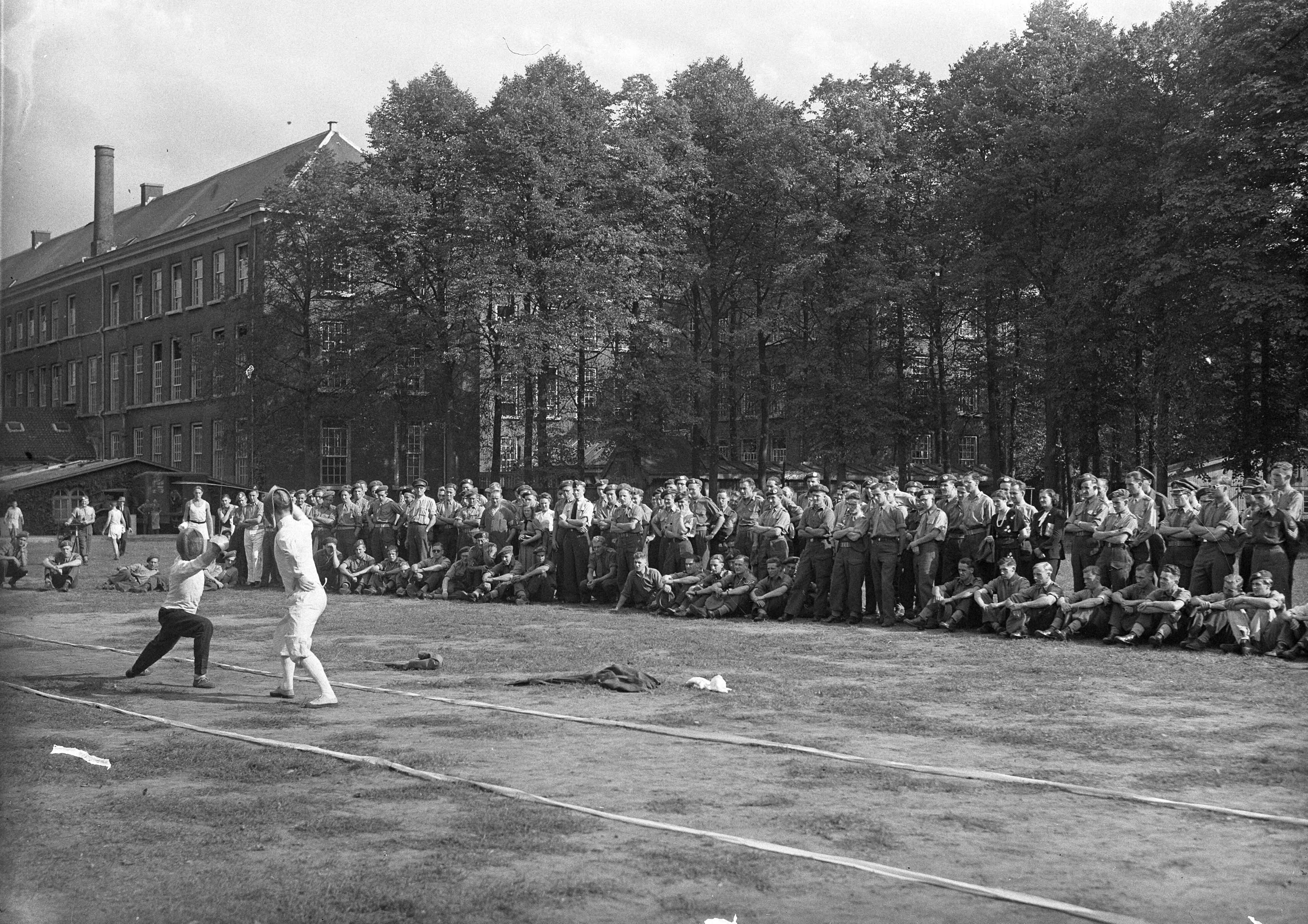 Fotocollectie Anefo — Feest opleidingscursus onderofficieren te Breda — Foto: Sagers, Harry / Anefo. Licentie: Set B: Rechtenvrij / Publiek Domein. Bron: Nationaal Archief. http://hdl.handle.net/10648/a8acf30e-d0b4-102d-bcf8-003048976d84