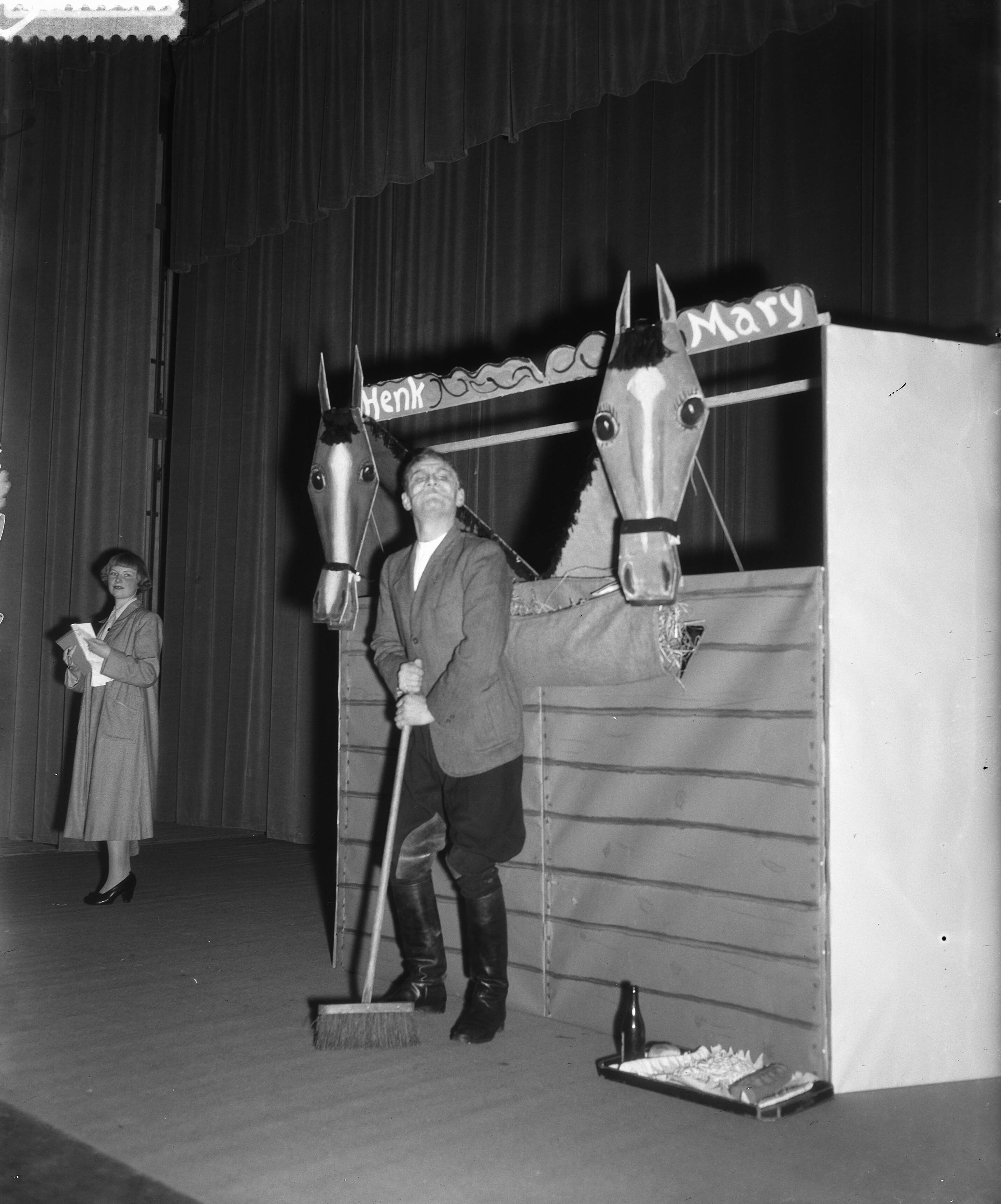 Jubileum HHV te Haarlem — Jubileum HHV te Haarlem. Cabaret-revue — Foto: Duinen, H. van / Anefo. Licentie: Set B: Rechtenvrij / Publiek Domein. Bron: Nationaal Archief. http://hdl.handle.net/10648/a8f1b4bc-d0b4-102d-bcf8-003048976d84