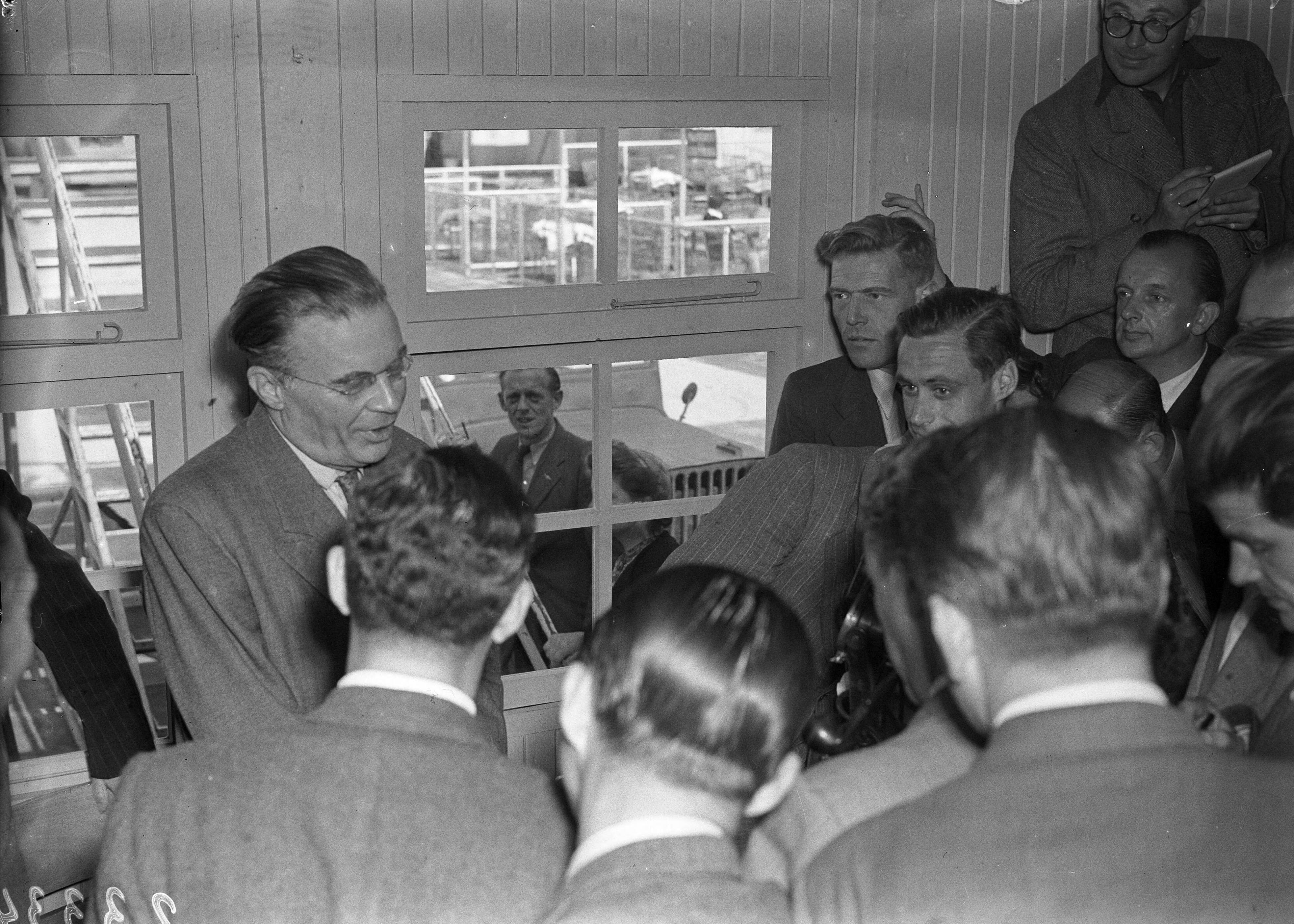 Fotocollectie Anefo — Aankomst dr. H. J. van Mook op Schiphol. Hij wordt belaagd door journalisten — Foto: Sagers, Harry / Anefo. Licentie: Set B: Rechtenvrij / Publiek Domein. Bron: Nationaal Archief. http://hdl.handle.net/10648/a8ac3b30-d0b4-102d-bcf8-003048976d84