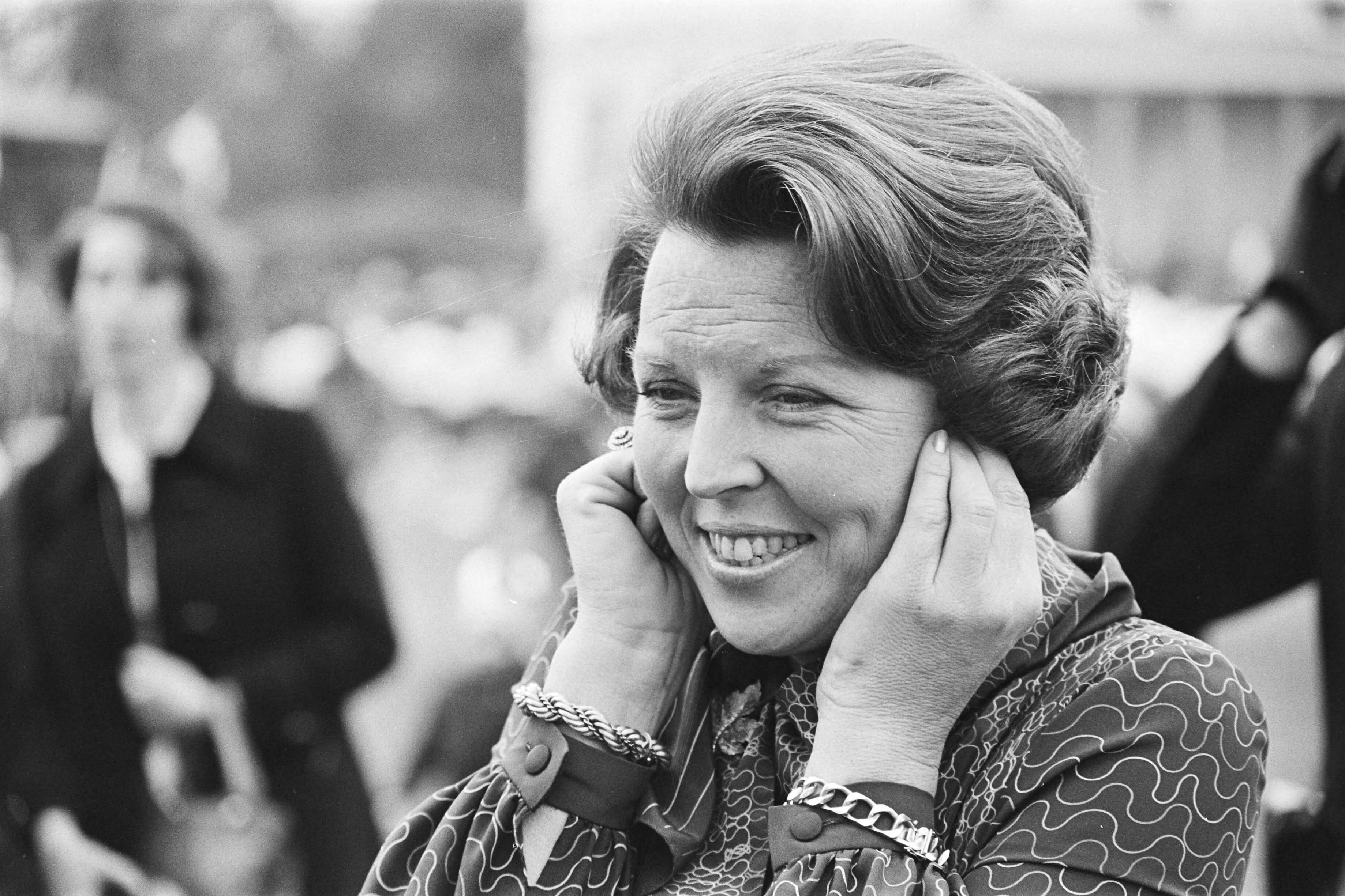 Koninginnedag 1977, defile Soestdijk — Defile Soestdijk; prinses Beatrix houdt haar handen voor de oren tijdens het afvuren van saluutschoten — Foto: Peters, Hans / Anefo. Licentie: Set B: Rechtenvrij / Publiek Domein. Bron: Nationaal Archief. http://hdl.handle.net/10648/ac9adbac-d0b4-102d-bcf8-003048976d84