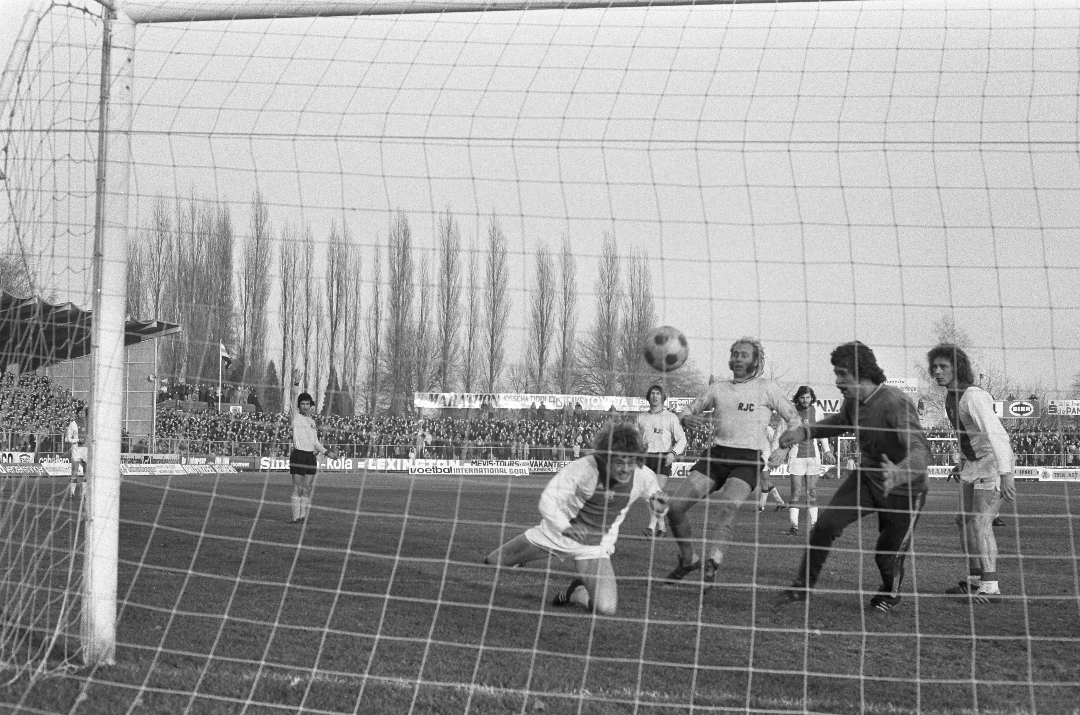 Fotocollectie Anefo — Roda JC tegen Ajax in het kader van de KNVB beker: 0-1. Rep scoort 0-1 — Foto: Fotograaf Onbekend / Anefo. Licentie: Set B: Rechtenvrij / Publiek Domein. Bron: Nationaal Archief. http://hdl.handle.net/10648/ac3fb984-d0b4-102d-bcf8-003048976d84