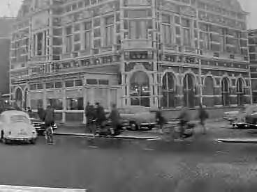 Fotocollectie Anefo — Grandhotel "De Klanderij" aan het Zuiderplein te Leeuwarden. Exterieur — Foto: Nijs, Jac. de / Anefo. Licentie: Set B: Rechtenvrij / Publiek Domein. Bron: Nationaal Archief. http://hdl.handle.net/10648/aa526270-d0b4-102d-bcf8-003048976d84