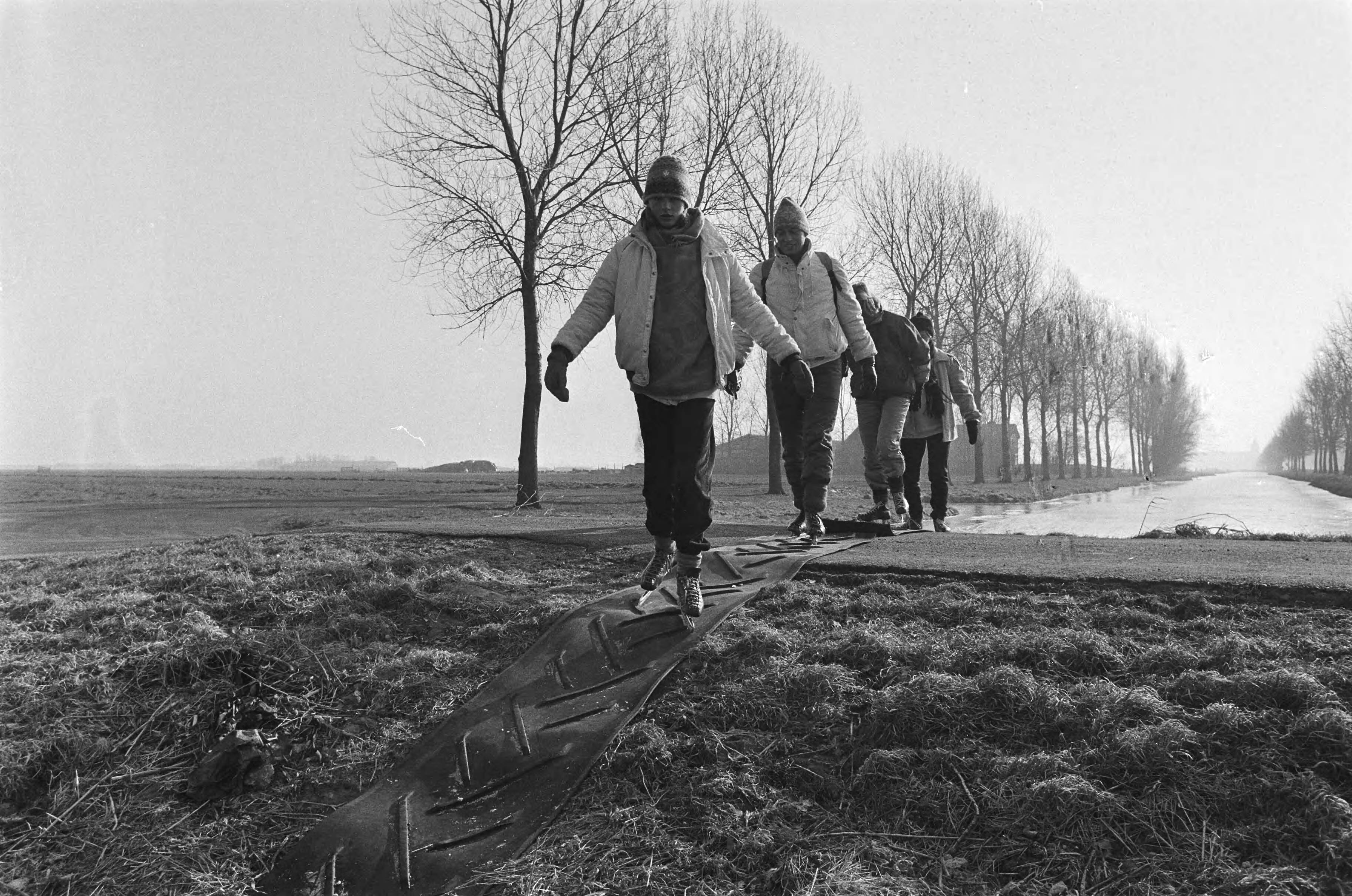Schaatstoertochten — Klunen tijdens tocht in Noord-Holland nabij Edam — Foto: Croes, Rob C. / Anefo. Licentie: Set B: Rechtenvrij / Publiek Domein. Bron: Nationaal Archief. http://hdl.handle.net/10648/ad4fc4cc-d0b4-102d-bcf8-003048976d84