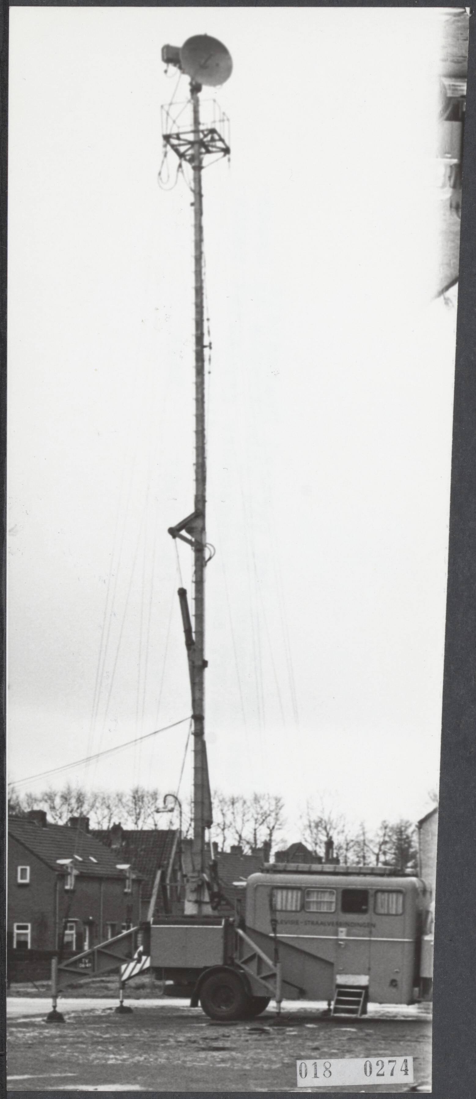 Fotocollectie Elsevier Binnenland — Steunzender tegenover het kasteel Drakensteyn. in verband met de komende blijde gebeurtenis is door de PTT een steunzender geplaatst ten behoeve van de directe televisieuitzendingen — Foto: Merk, Ben / Anefo. Licentie: Set B: Rechtenvrij / Publiek Domein. Bron: Nationaal Archief. http://hdl.handle.net/10648/adc1c216-d0b4-102d-bcf8-003048976d84