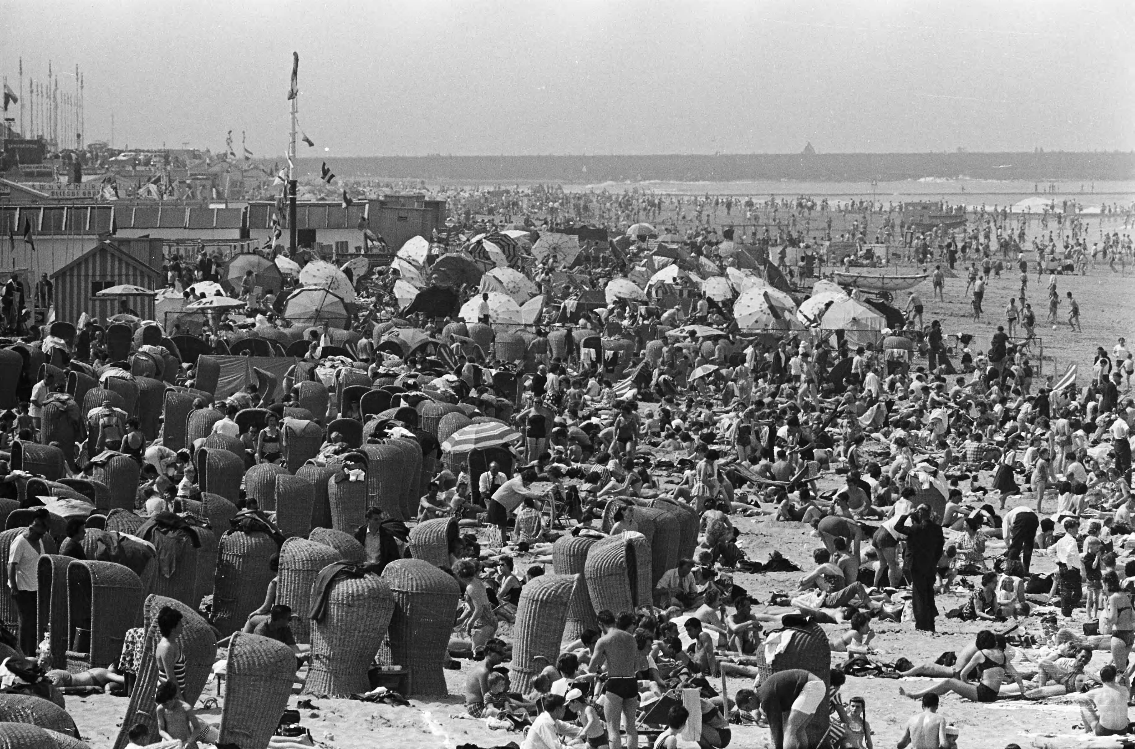 Fotocollectie Anefo — Drukte op het Scheveningse strand — Foto: Koch, Eric / Anefo. Licentie: Set B: Rechtenvrij / Publiek Domein. Bron: Nationaal Archief. http://hdl.handle.net/10648/aa697bcc-d0b4-102d-bcf8-003048976d84