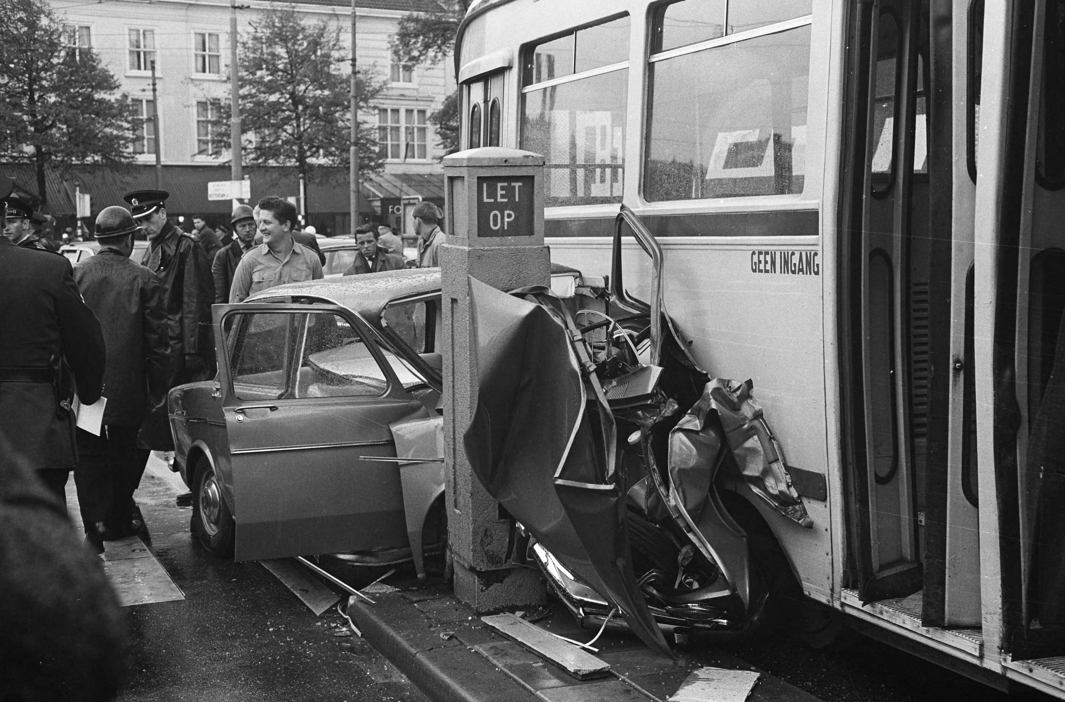 Fotocollectie Anefo — Den Haag. Auto totaal vernield, tussen tram en vluchtheuvel in — Foto: Pot, Harry / Anefo. Licentie: Set B: Rechtenvrij / Publiek Domein. Bron: Nationaal Archief. http://hdl.handle.net/10648/aa47ee9e-d0b4-102d-bcf8-003048976d84