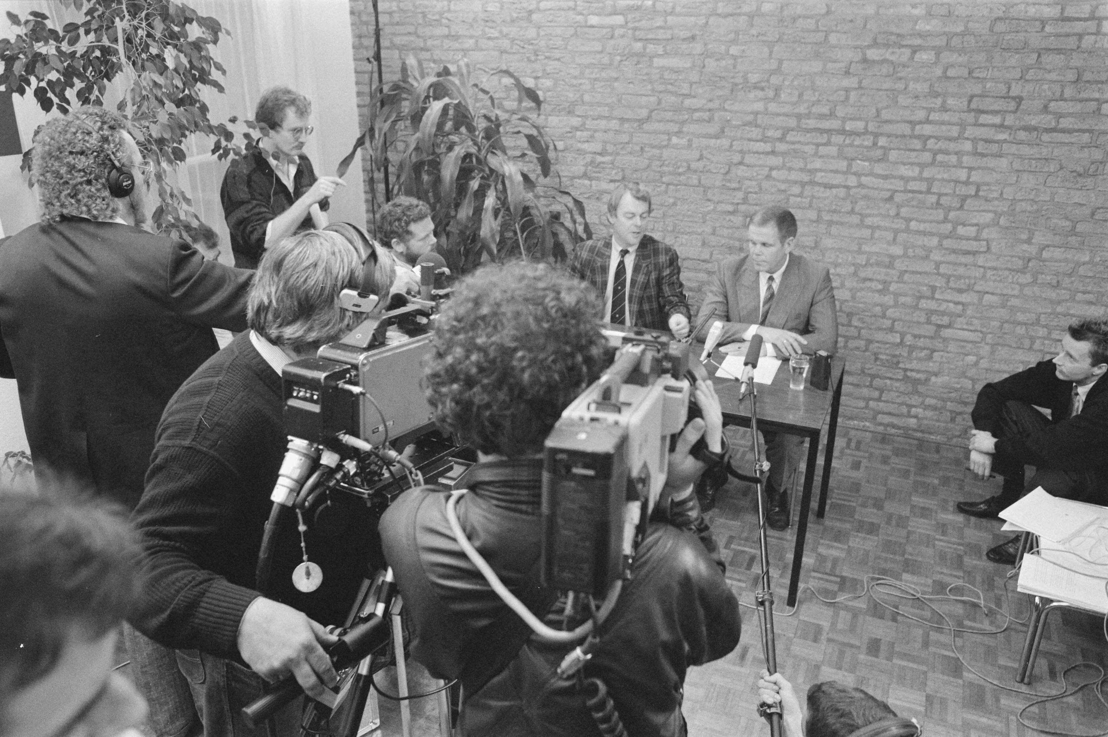 Fotocollectie Anefo — Persconferentie politie en AHOLD in Haarlem in verband met opheffen informatiestop in ontvoeringszaak Gerrit Jan Heijn — Foto: Croes, Rob C. / Anefo. Licentie: Set B: Rechtenvrij / Publiek Domein. Bron: Nationaal Archief. http://hdl.handle.net/10648/ad672f86-d0b4-102d-bcf8-003048976d84