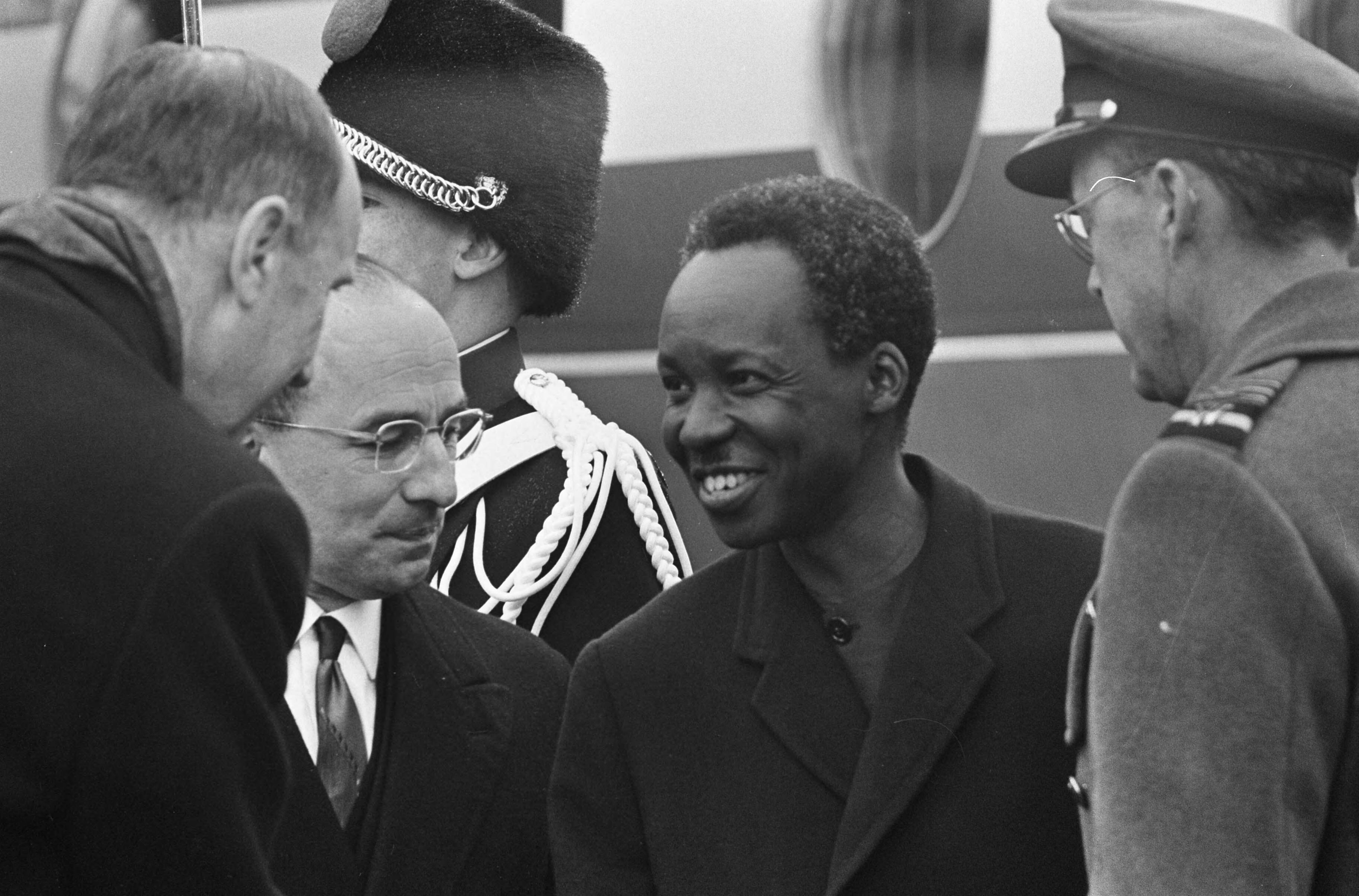 Staatsbezoek president Nyerere van Tanzania aan Nederland (1965) — Staatsbezoek president Nyerere van Tanzania. Op vliegveld Soesterberg, vlnr minister Luns, minister-president Cals, Nyerere en prins Bernhard — Foto: Koch, Eric / Anefo. Licentie: Set B: Rechtenvrij / Publiek Domein. Bron: Nationaal Archief. http://hdl.handle.net/10648/aaa11f8c-d0b4-102d-bcf8-003048976d84