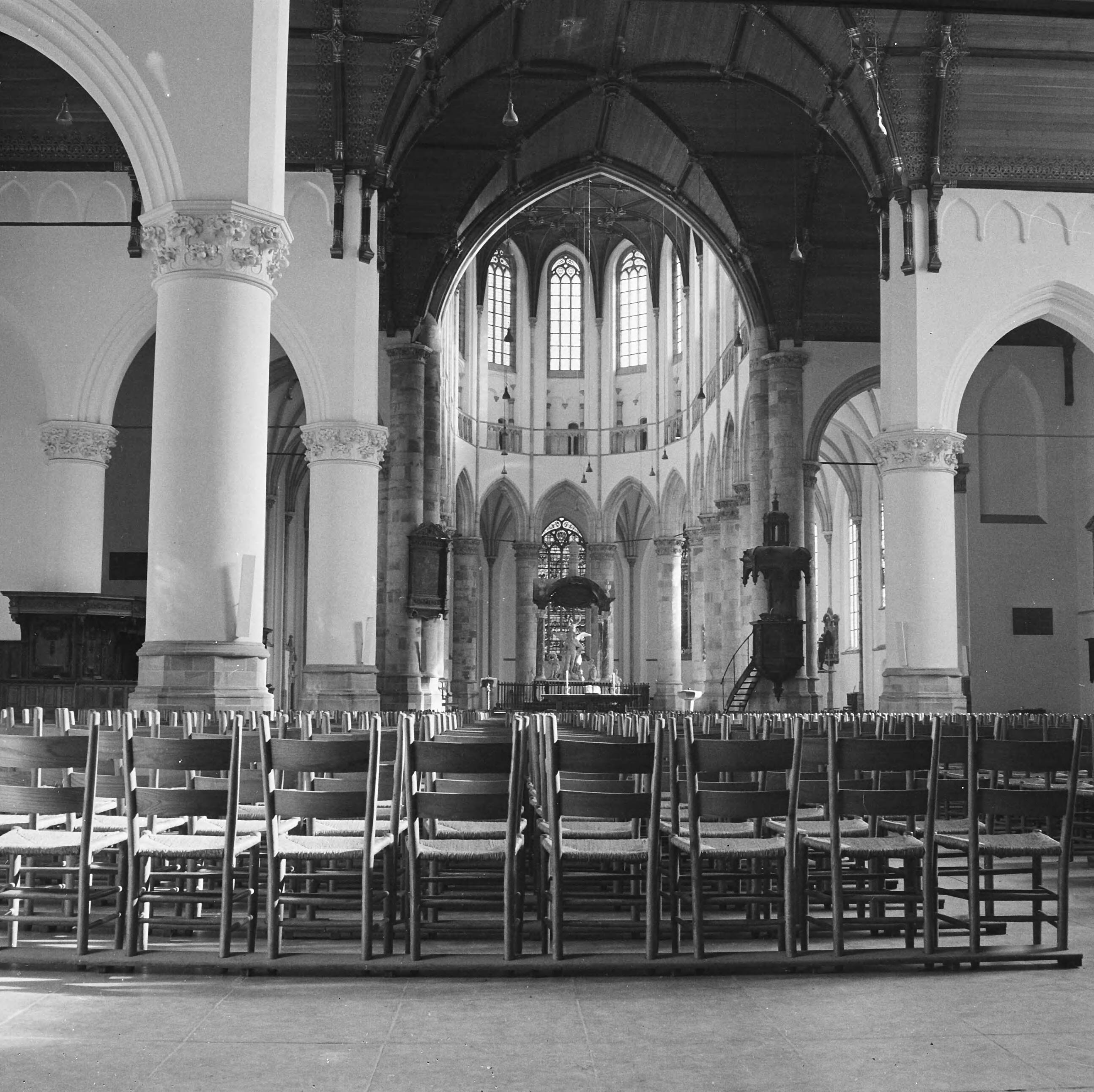 Restauratie van de Grote of St. Jacobskerk te Den Haag in verband met huwelijk van prinses Margriet met mr. Pieter van Vollenhoven — Den Haag|Zuid-Holland|restauraties |kerkgebouwen|Sint-Jacobuskerk — Foto: Voets, Jan / Anefo. Licentie: Set B: Rechtenvrij / Publiek Domein. Bron: Nationaal Archief. http://hdl.handle.net/10648/ab0295e6-d0b4-102d-bcf8-003048976d84