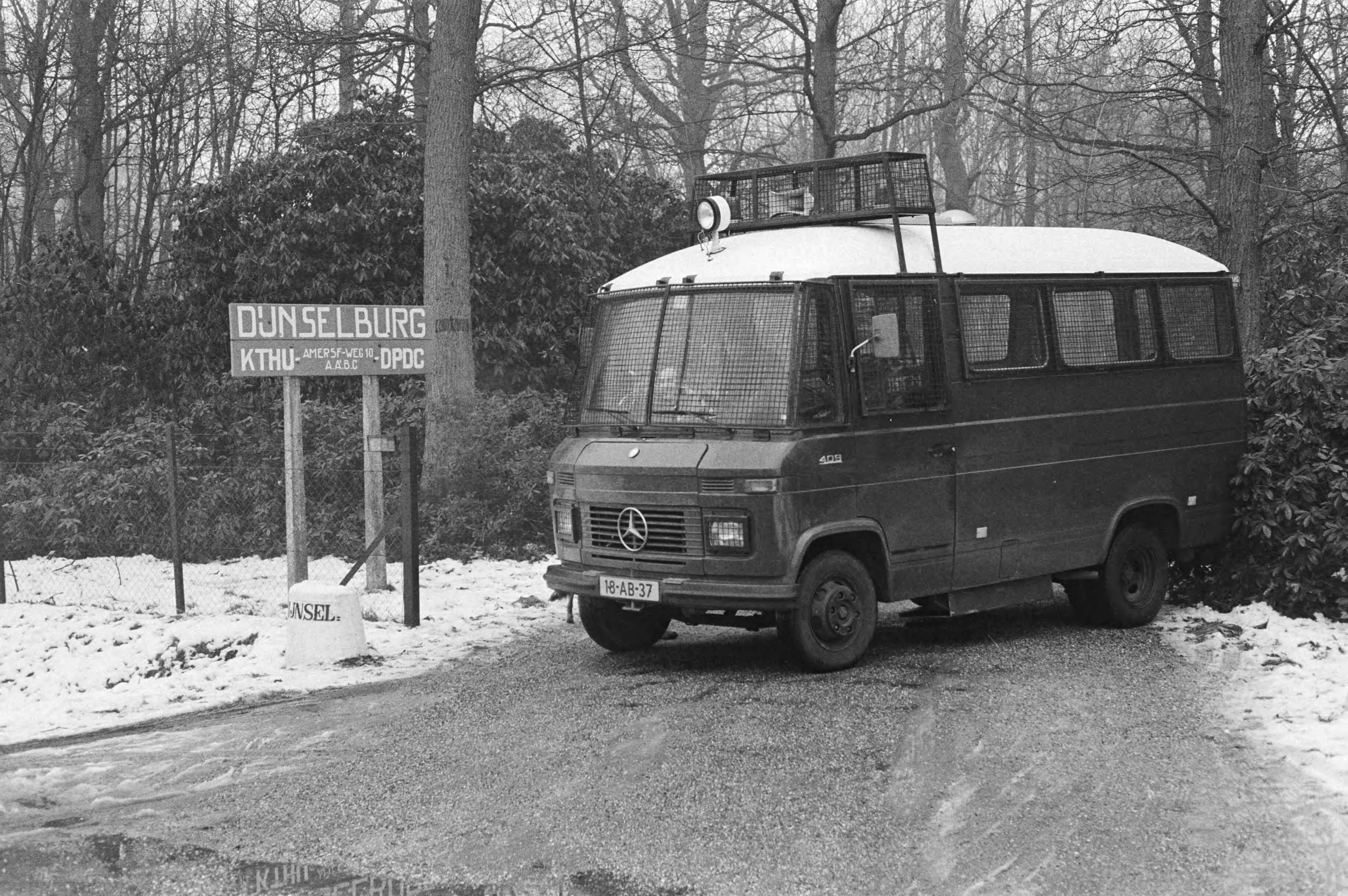 Fotocollectie Anefo — Sinds vannacht staat er een groep zigeuners op terrein van Bisdom Utrecht in Zeist, een ME-busje voor ingang terrein toegang te versprerren — Foto: Antonisse, Marcel / Anefo. Licentie: Set B: Rechtenvrij / Publiek Domein. Bron: Nationaal Archief. http://hdl.handle.net/10648/acf1e3d4-d0b4-102d-bcf8-003048976d84