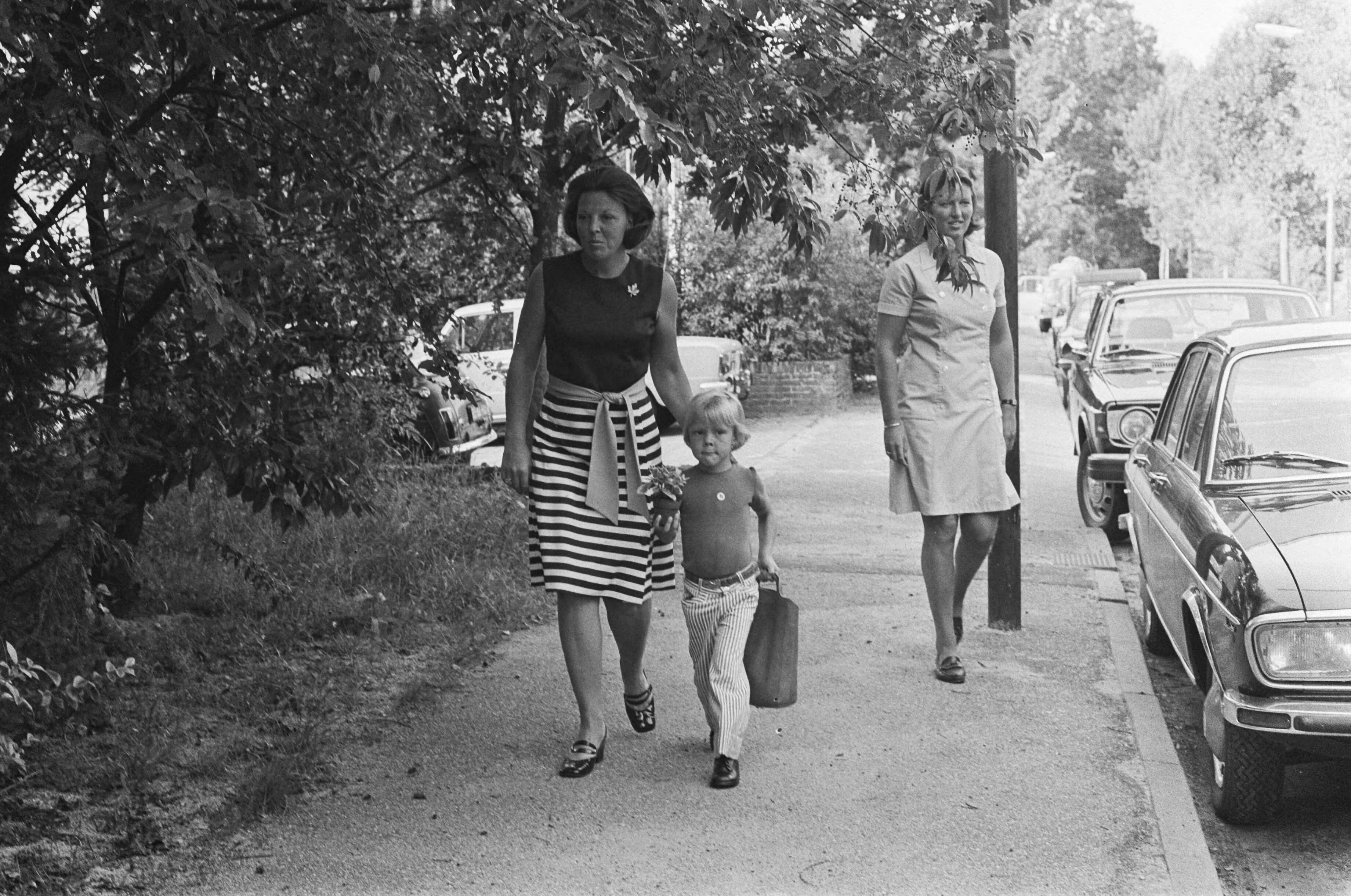 Fotocollectie Anefo — Prinsjes Constantijn, Johan Friso en Willem Alexander weeer naar school in Baarn, Beatrix met Constantijn — Foto: Mieremet, Rob / Anefo. Licentie: Set B: Rechtenvrij / Publiek Domein. Bron: Nationaal Archief. http://hdl.handle.net/10648/ac53008e-d0b4-102d-bcf8-003048976d84