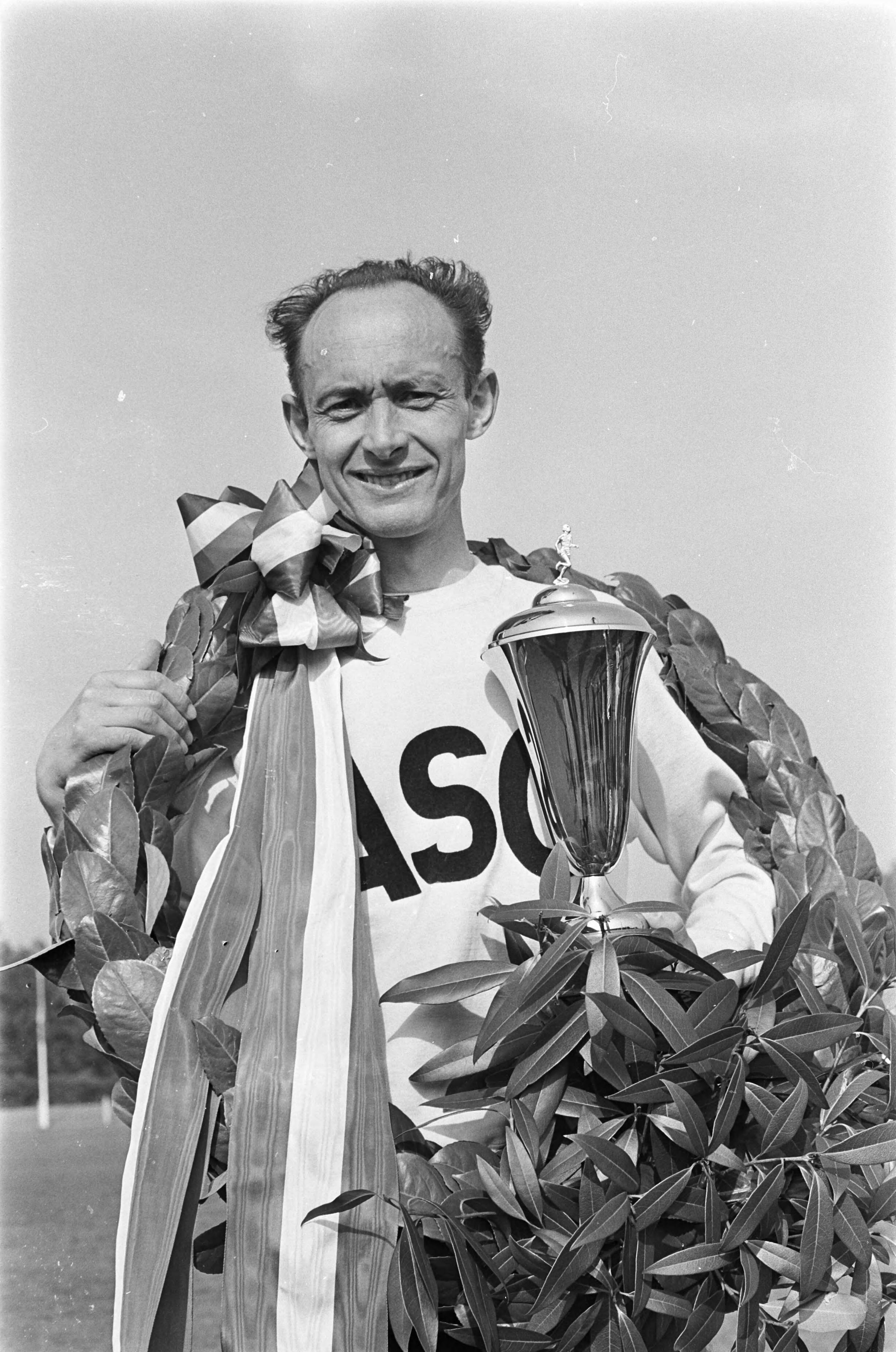 Fotocollectie Anefo — Internationale Veteranen Marathon te Baarn. W. Weba met beker en krans — Foto: Kroon, Ron / Anefo. Licentie: Set B: Rechtenvrij / Publiek Domein. Bron: Nationaal Archief. http://hdl.handle.net/10648/ab421a7c-d0b4-102d-bcf8-003048976d84