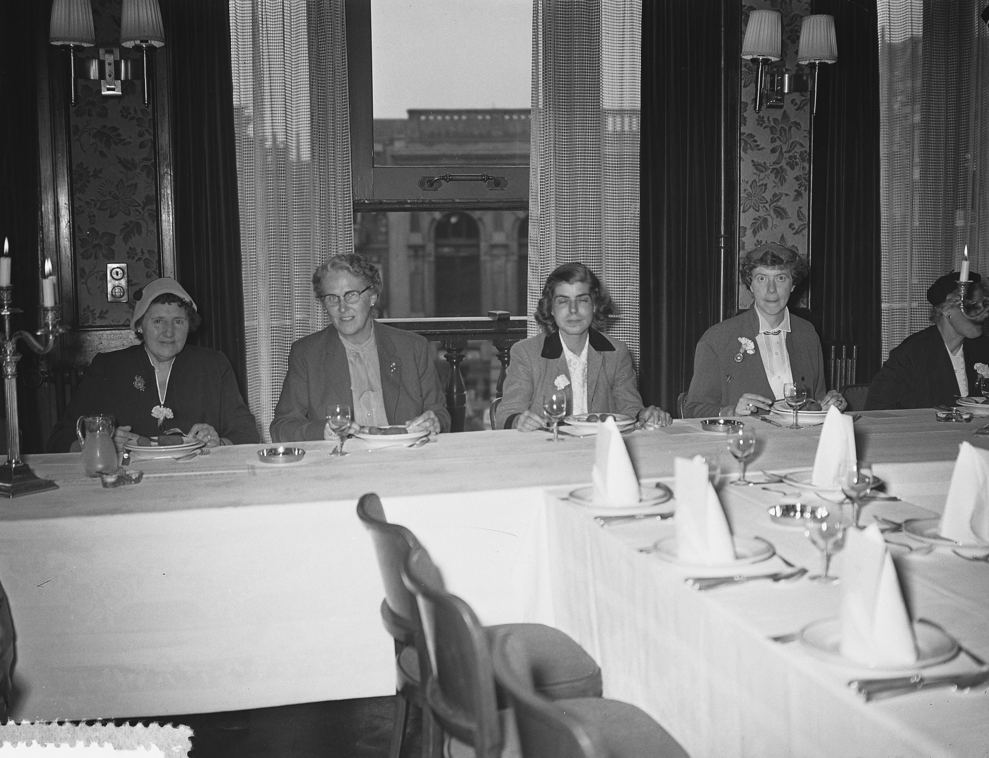 Fotocollectie Anefo — Congres van Assuradeuren te Den Haag — Foto: Bilsen, Joop van / Anefo. Licentie: Set B: Rechtenvrij / Publiek Domein. Bron: Nationaal Archief. http://hdl.handle.net/10648/a928ef7c-d0b4-102d-bcf8-003048976d84