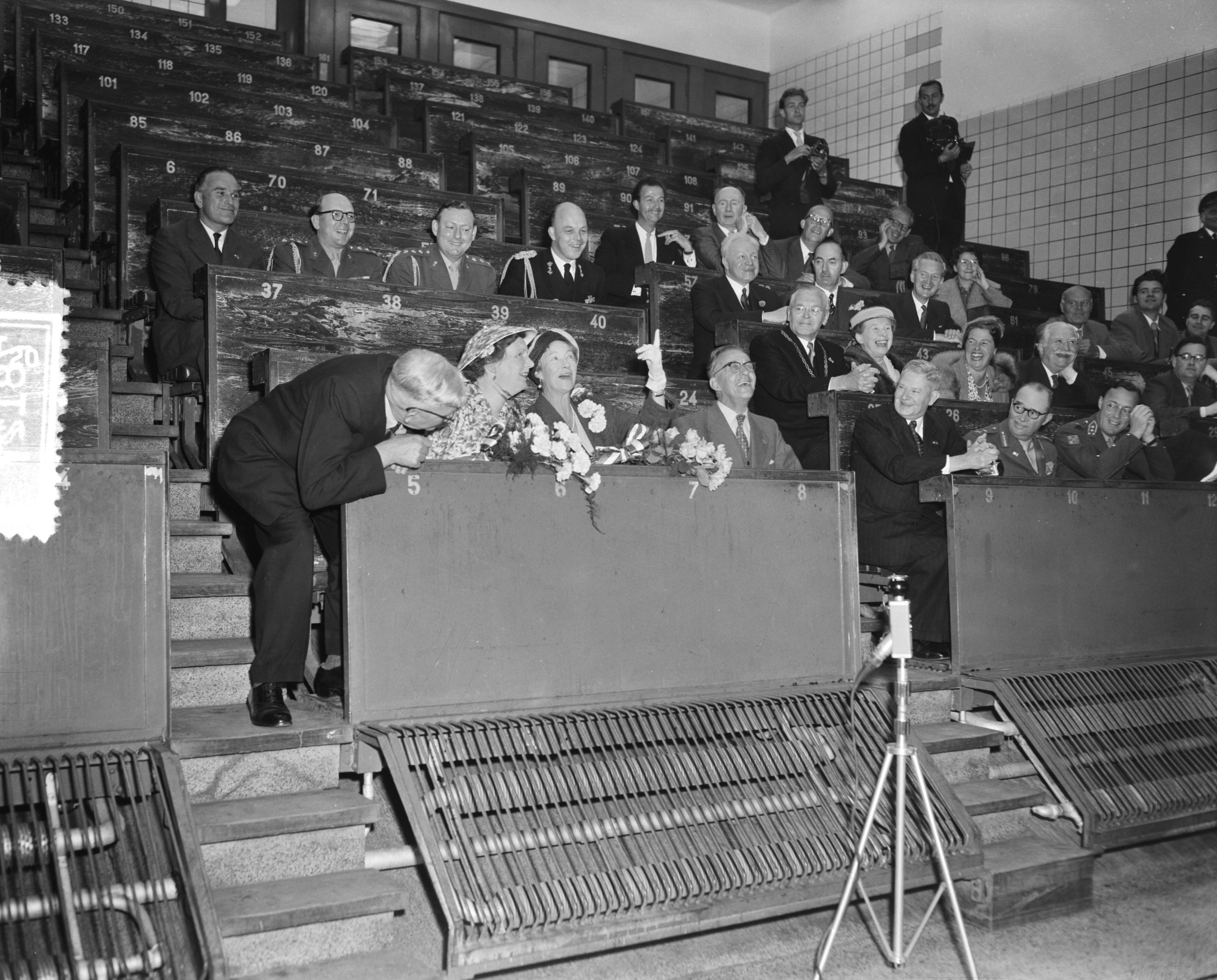 Staatsbezoek groothertogin Charlotte van Luxemburg en haar echtgenoot prins Felix — Laatste dag bezoek Luxemburgse gasten. Luxemburgs groot-hertogelijk paar bezoekt bloemenveiling te Aalsmeer — Foto: Pot, Harry / Anefo. Licentie: Set B: Rechtenvrij / Publiek Domein. Bron: Nationaal Archief. http://hdl.handle.net/10648/a9497512-d0b4-102d-bcf8-003048976d84
