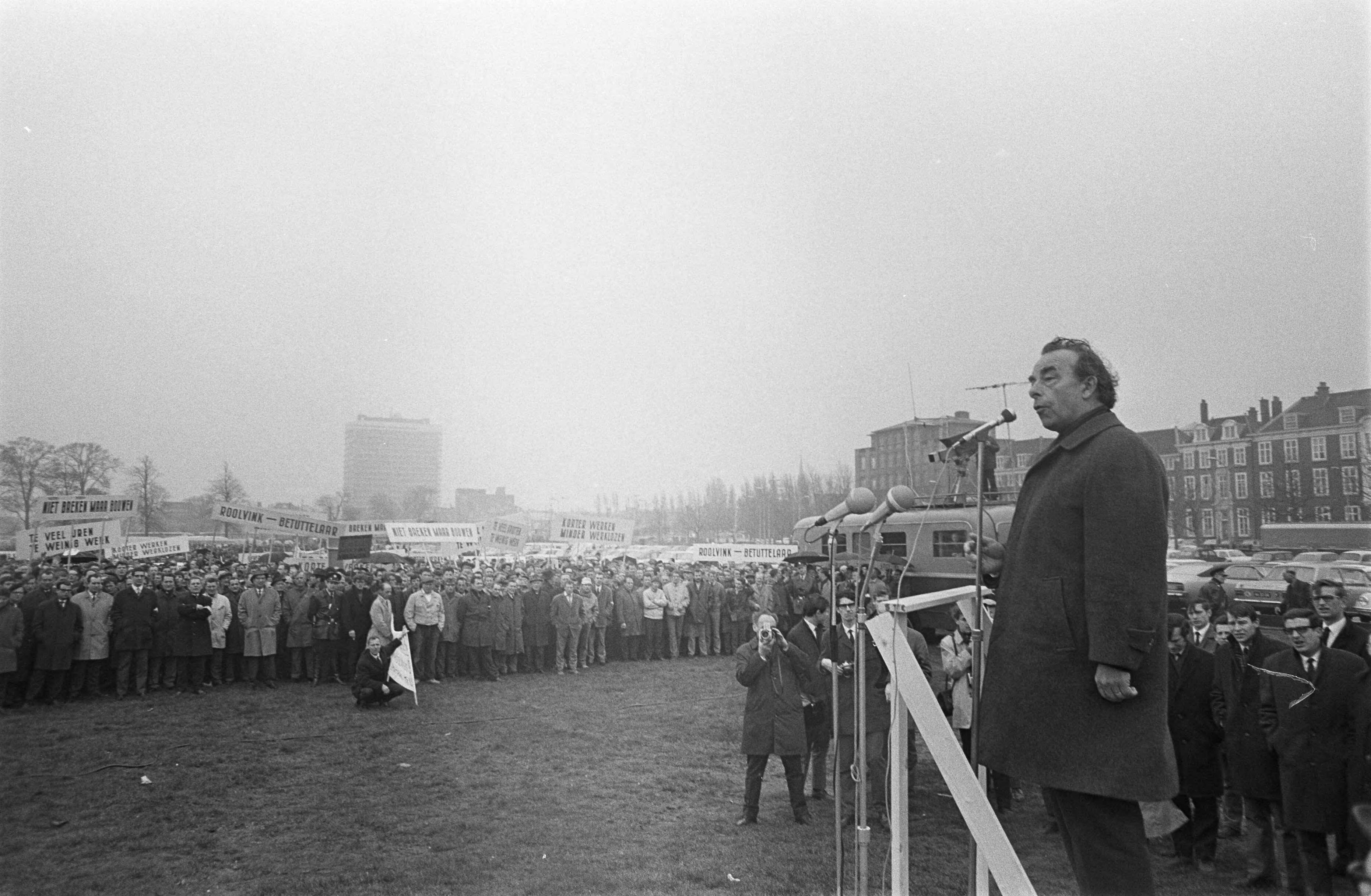 Fotocollectie Anefo — Het Mauritshuis te Den Haag vol met spandoeken die demonstranten op hek prikten. Kloos en Mertens op Malieveld — Foto: Nijs, Jac. de / Anefo. Licentie: Set B: Rechtenvrij / Publiek Domein. Bron: Nationaal Archief. http://hdl.handle.net/10648/ab3b872a-d0b4-102d-bcf8-003048976d84