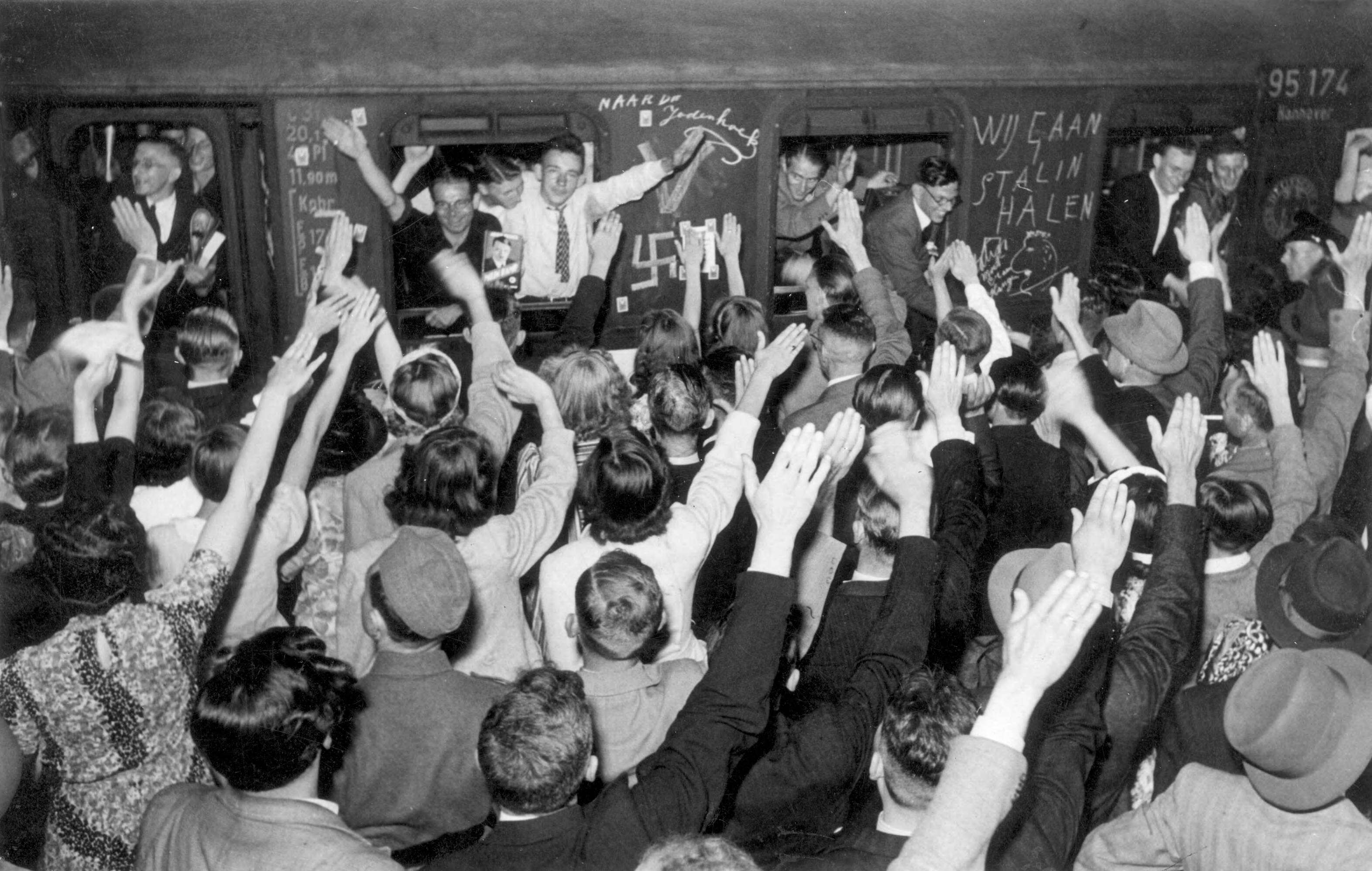 Collectie nader te bepalen — Nederlandse SS soldaten vertrekken vanaf station Den Haag naar Rusland. 26-7-1941 — Foto: Fotograaf Onbekend / Fotobureau onbekend / Spaarnestad Photo (05887). Licentie: Set B: Rechtenvrij / Publiek Domein. Bron: Nationaal Archief. http://hdl.handle.net/10648/35429da5-e968-a382-e063-6df0900a6686
