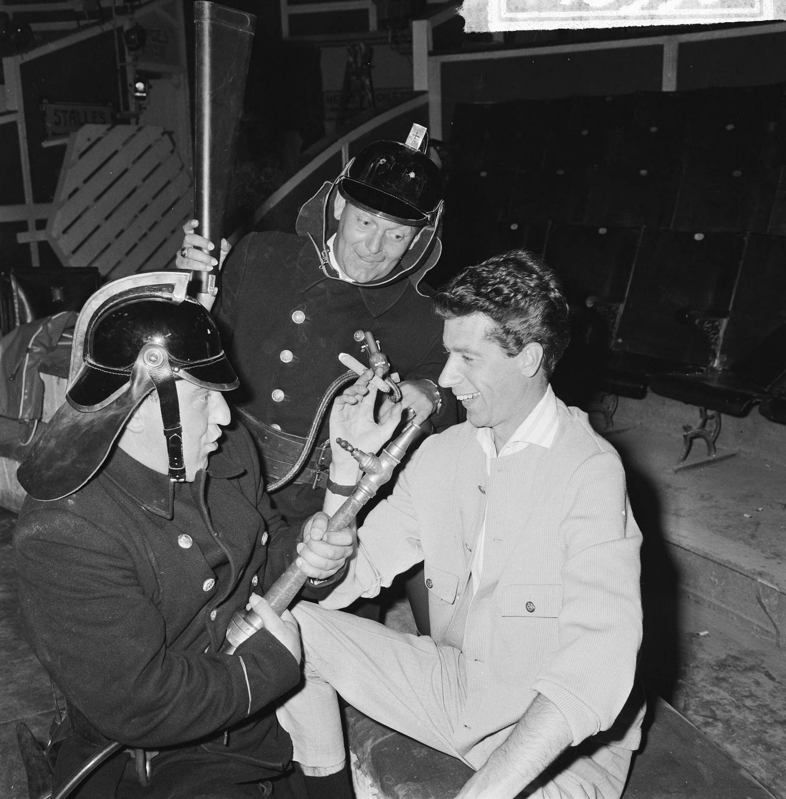 Fotocollectie Anefo — Circus Rudi Carrell, repetitie in Scheveningen; de Mounties (links Piet Bambergen, rechts Fred Plevier) als brandweerlieden en een sigaar-rokende Rudi Carrell — Foto: Pot, Harry / Anefo. Licentie: Set B: Rechtenvrij / Publiek Domein. Bron: Nationaal Archief. http://hdl.handle.net/10648/aa6ec56e-d0b4-102d-bcf8-003048976d84