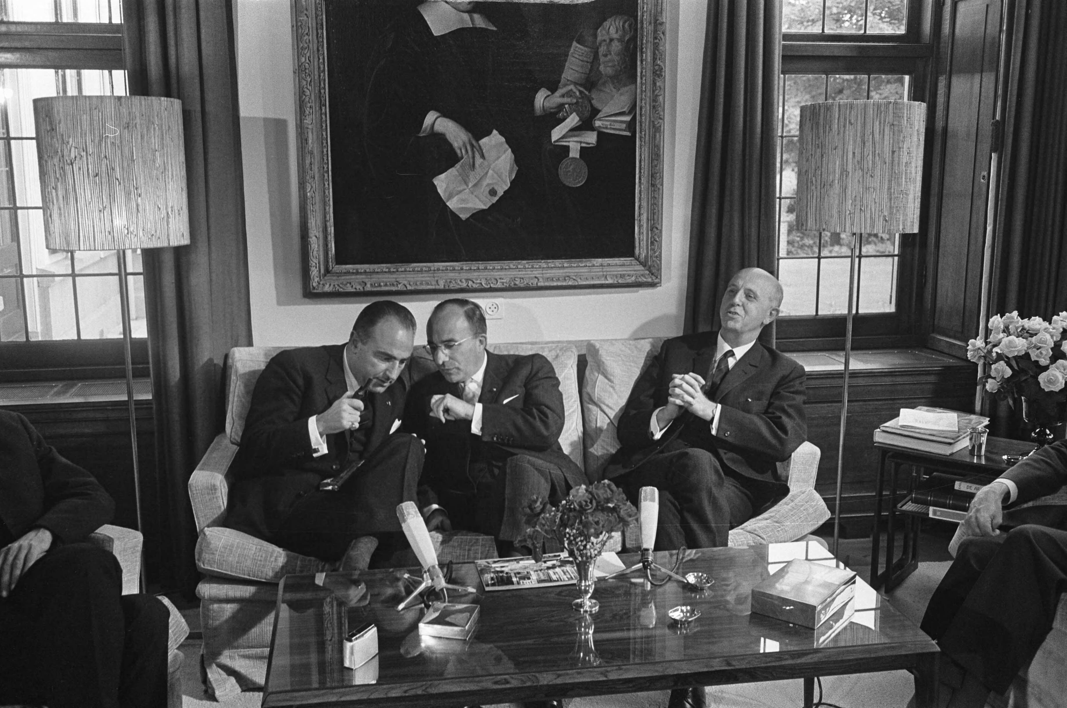 Fotocollectie Anefo — Belgisch bezoek op het Catshuis te Den Haag, v.l.n.r. de Belgische premier Paul Vanden Boeynants, de Nederlandse premier Jo Cals en de Belgische oud-premier en minister van Buitenlandse Zaken Pierre Harmel — Foto: Fotograaf Onbekend / Anefo. Licentie: Set B: Rechtenvrij / Publiek Domein. Bron: Nationaal Archief. http://hdl.handle.net/10648/aafe1bf6-d0b4-102d-bcf8-003048976d84