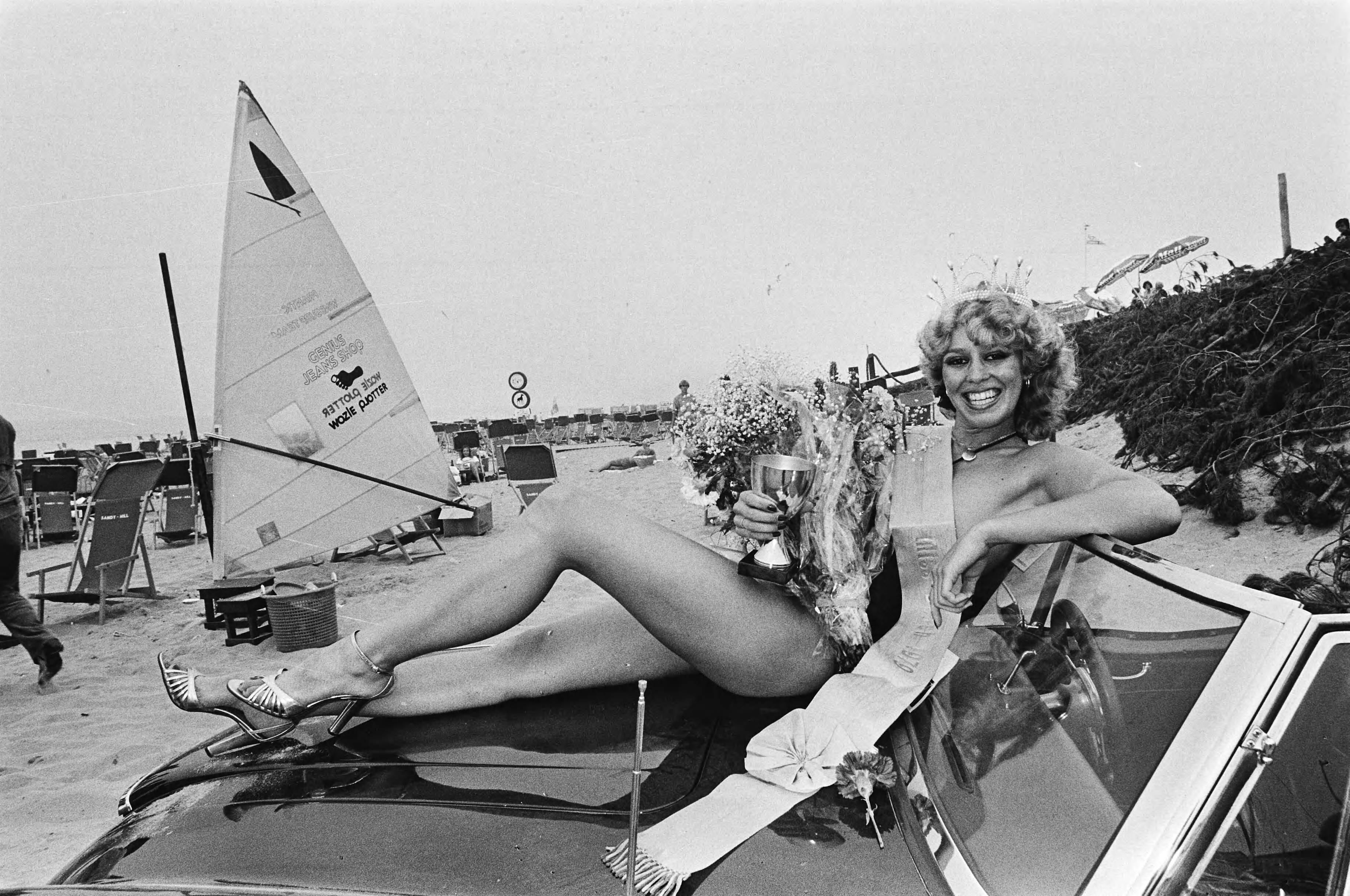 Verkiezing Miss Beach 1979 te Zandvoort — Miss Beach, de 16 jarige Sabrina Verner op een auto — Foto: Dijk, Hans van / Anefo. Licentie: Set B: Rechtenvrij / Publiek Domein. Bron: Nationaal Archief. http://hdl.handle.net/10648/acce77fa-d0b4-102d-bcf8-003048976d84