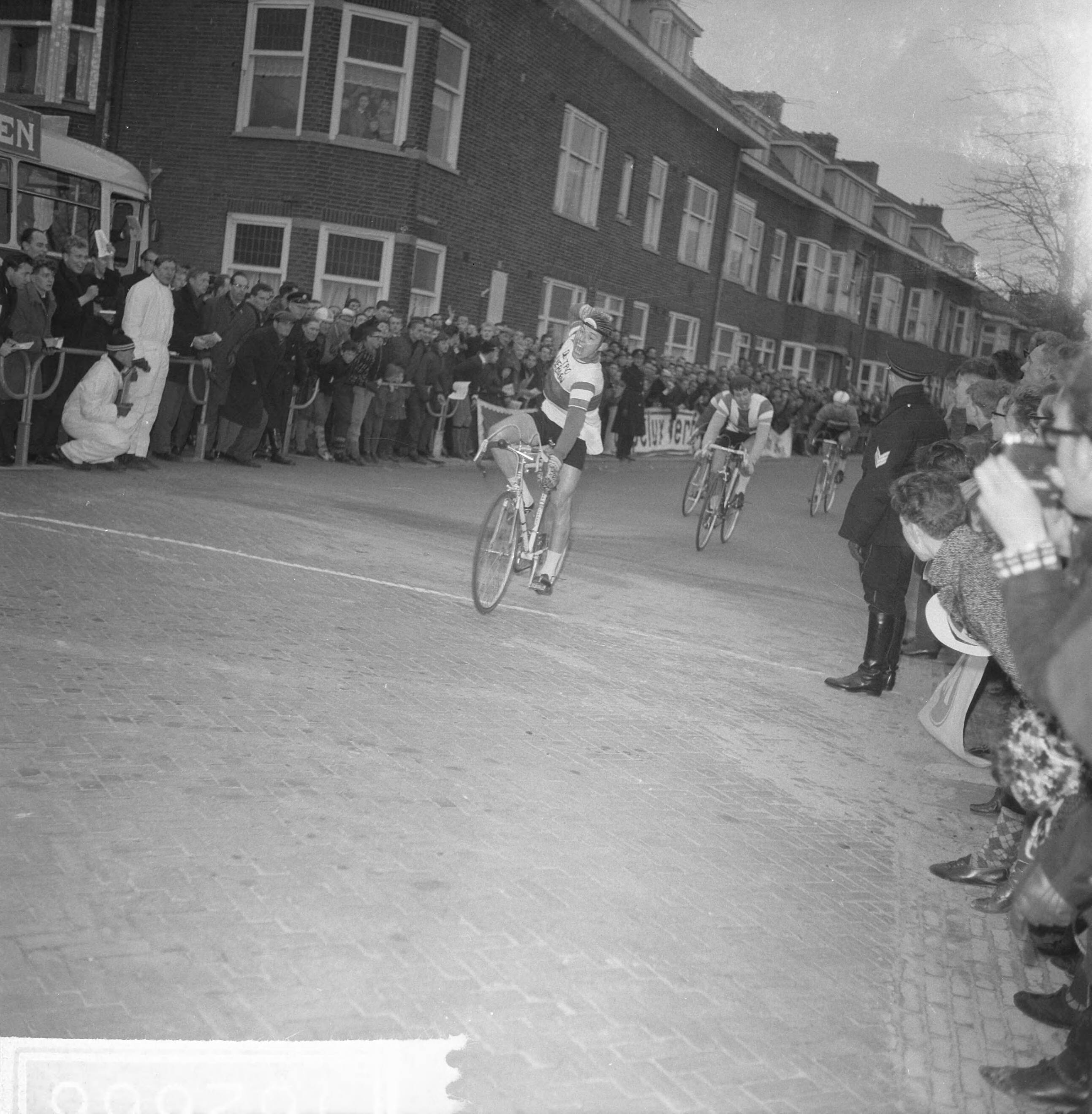 Fotocollectie Anefo — Ronde van Noord-Holland, Gerben Karstens uit Leiden gaat als eerste over de streep — Foto: Gelderen, Hugo van / Anefo. Licentie: Set B: Rechtenvrij / Publiek Domein. Bron: Nationaal Archief. http://hdl.handle.net/10648/aa62d844-d0b4-102d-bcf8-003048976d84