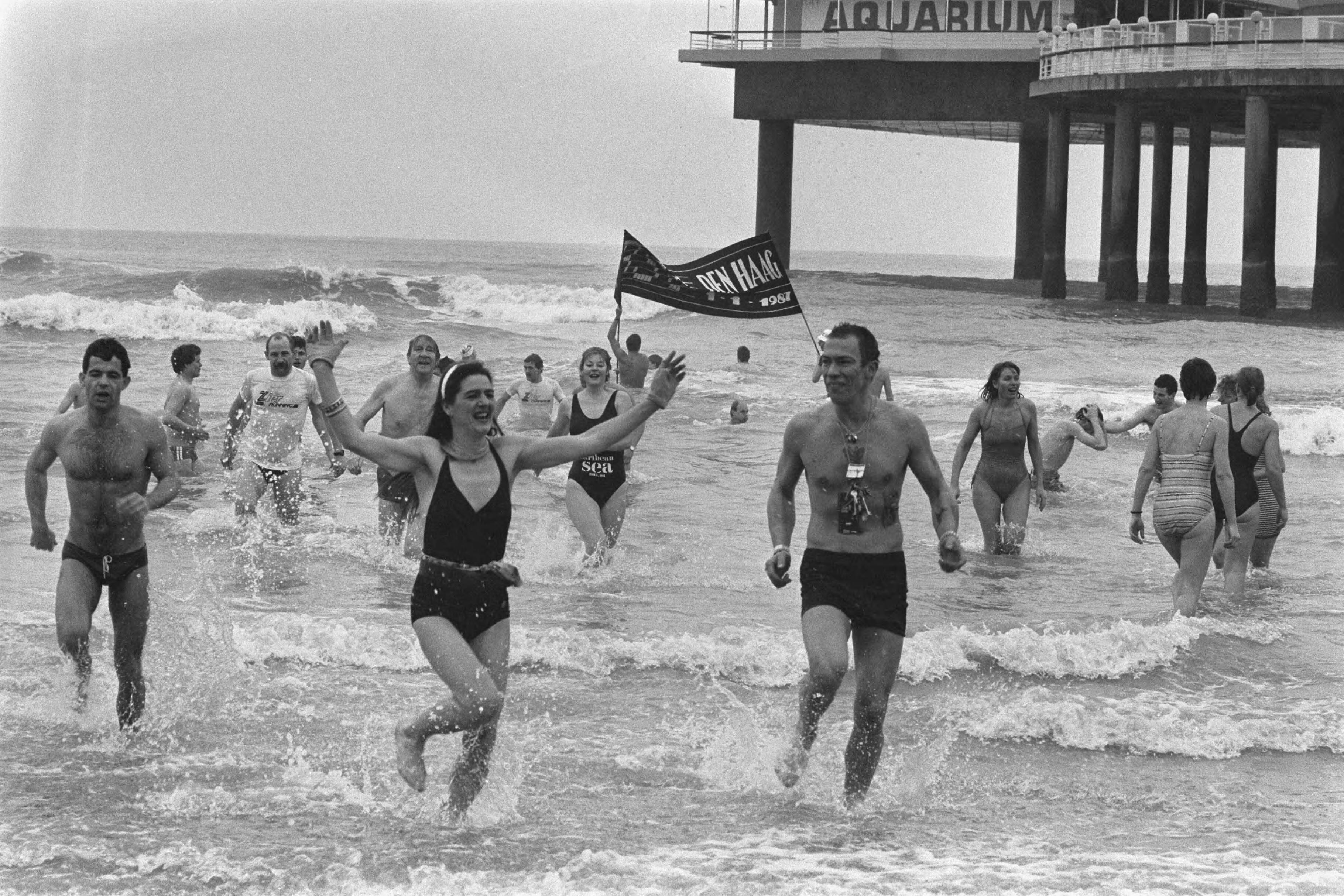 Fotocollectie Anefo — Traditionele nieuwjaarsduik in Scheveningen — Foto: Bogaerts, Rob / Anefo. Licentie: Set B: Rechtenvrij / Publiek Domein. Bron: Nationaal Archief. http://hdl.handle.net/10648/ad5b266e-d0b4-102d-bcf8-003048976d84