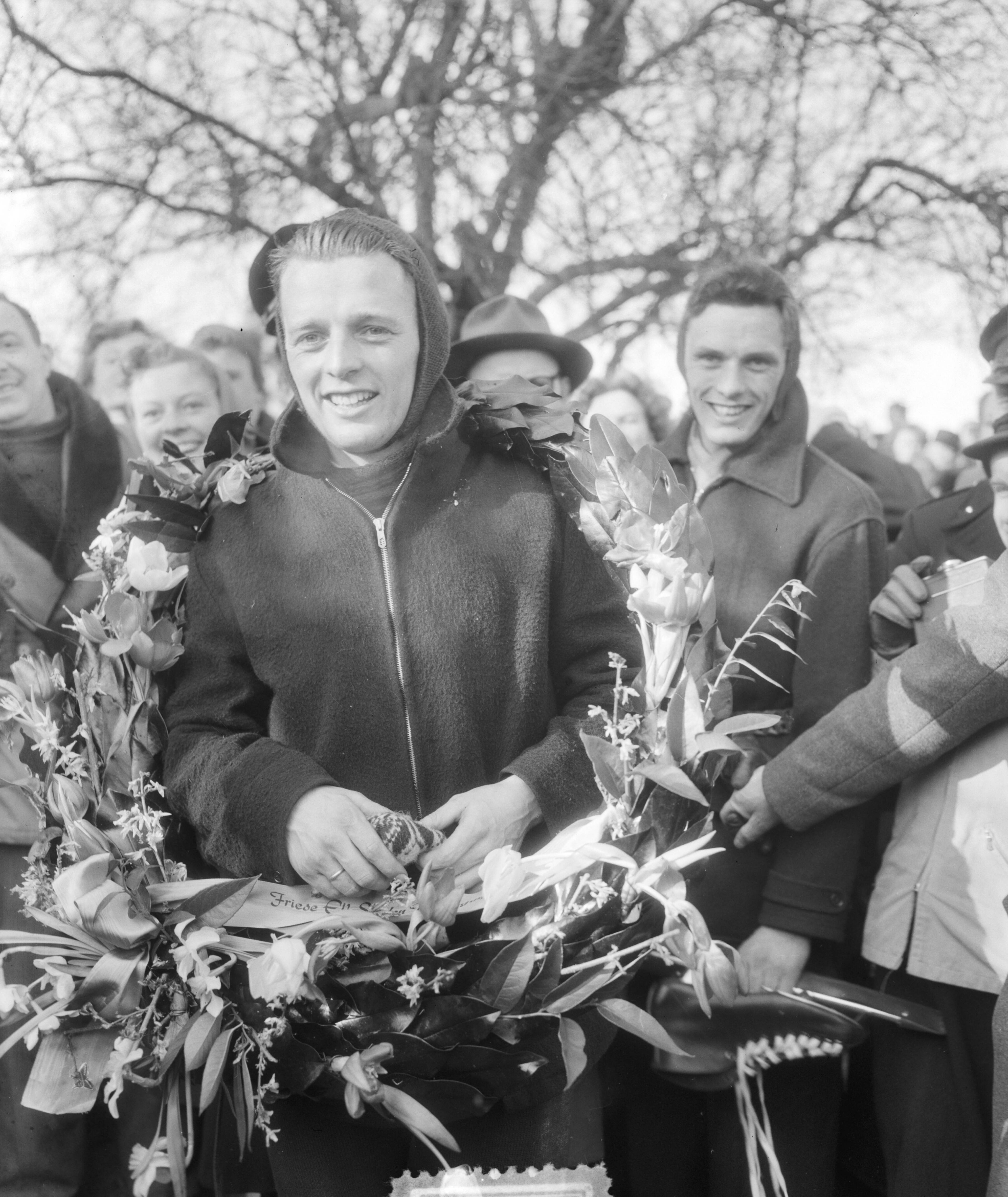 Elfstedentocht 1954 — Elfstedentocht. Huldiging winnaar Jeen van den Berg — Foto: Duinen, G.W. van / Anefo. Licentie: Set B: Rechtenvrij / Publiek Domein. Bron: Nationaal Archief. http://hdl.handle.net/10648/a91c65c2-d0b4-102d-bcf8-003048976d84