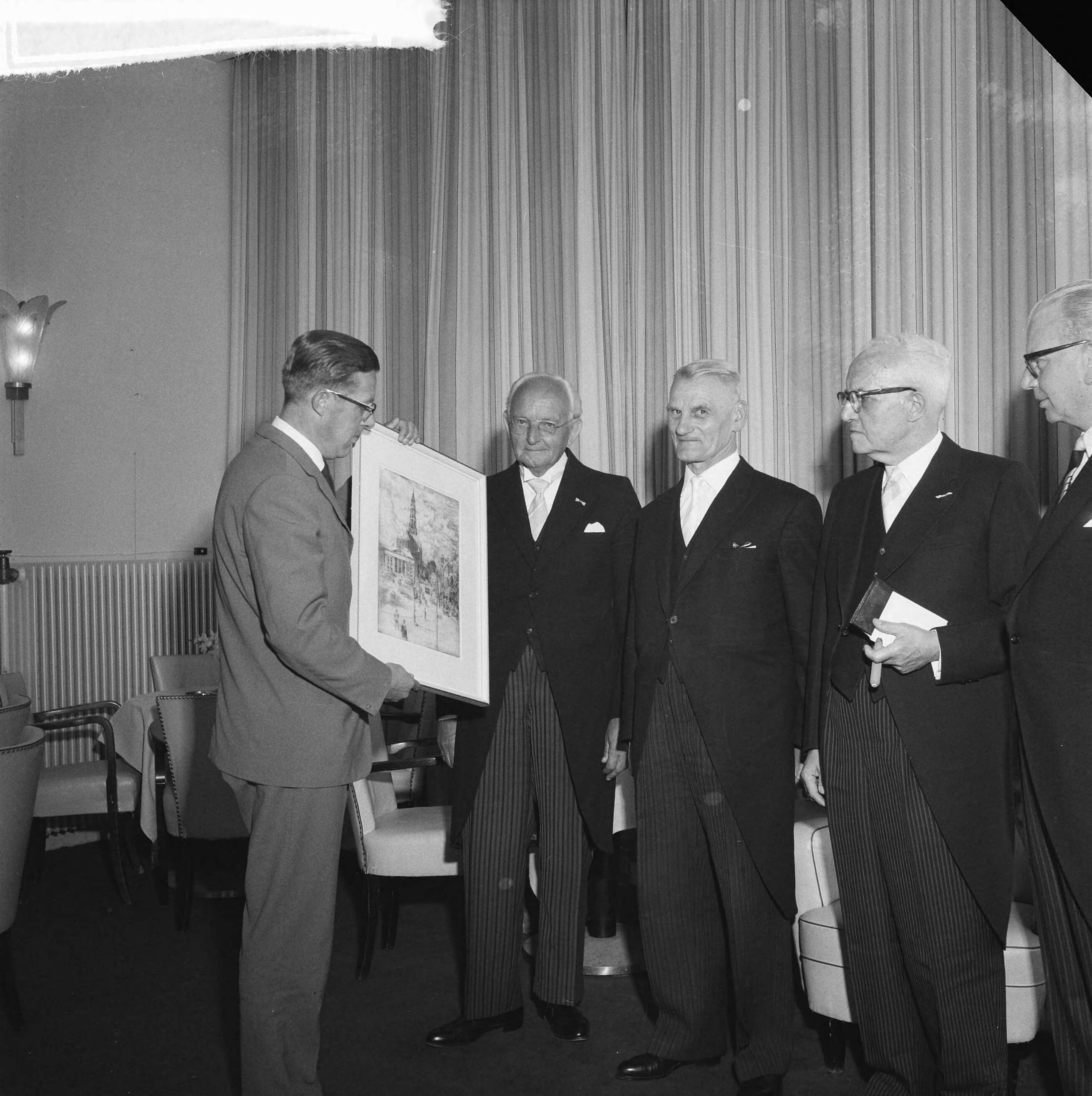 Fotocollectie Anefo — 50-jarig bestaan van de Rotterdamse Korenbeurs. Tijdens de receptie in Scheveningen. Aanbieding schilderij aan het bestuur — Foto: Lindeboom, Henk / Anefo. Licentie: Set B: Rechtenvrij / Publiek Domein. Bron: Nationaal Archief. http://hdl.handle.net/10648/a9daa7da-d0b4-102d-bcf8-003048976d84
