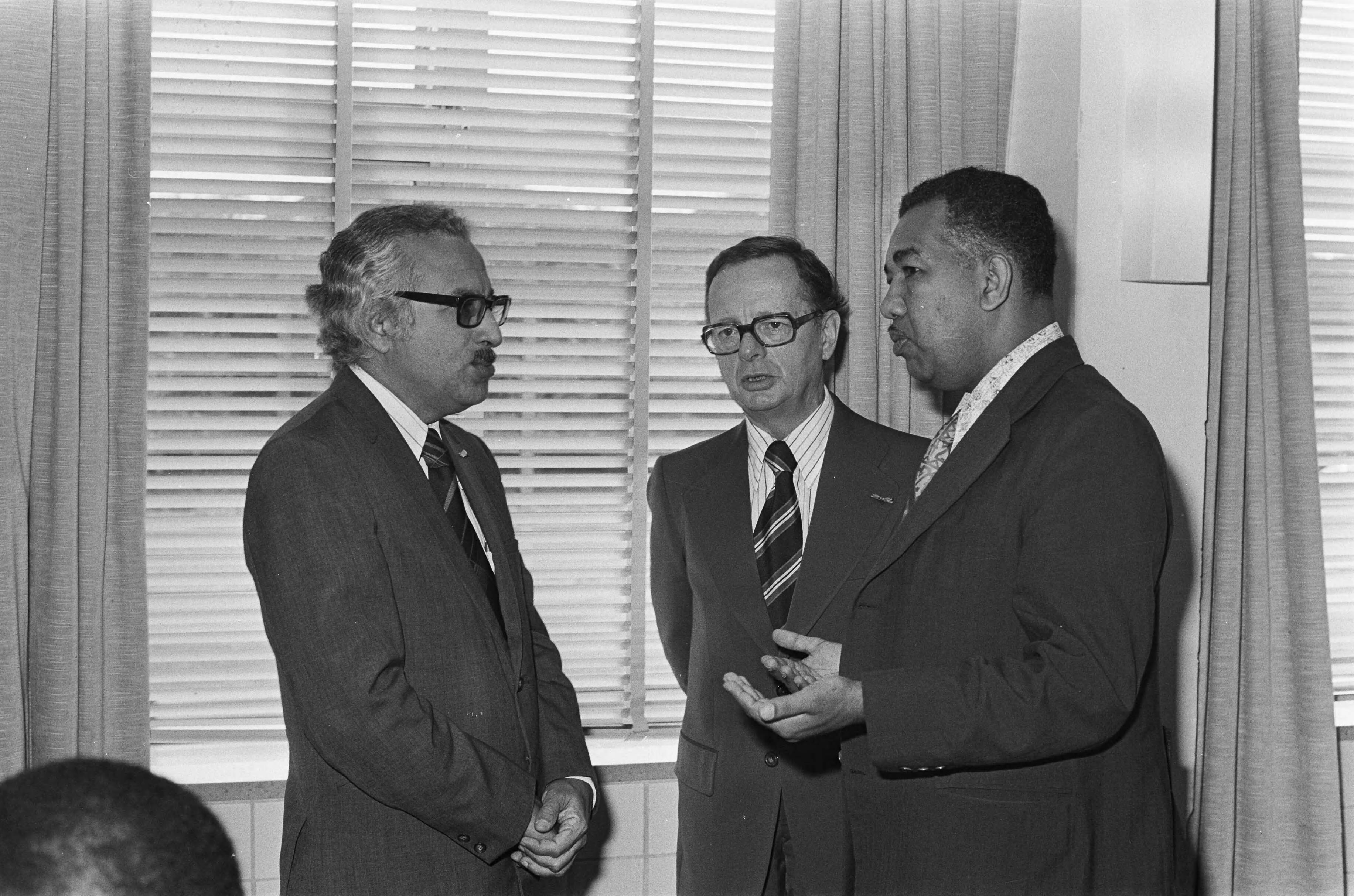 Fotocollectie Anefo — Voltallige Koninkrijkscommissie in Den Haag bijeen; de delegatieleiders van Nederlandse Antillen , Nederland en Surinameresp. v.l.n.r. Dip, Van — Foto: Mieremet, Rob / Anefo. Licentie: Set B: Rechtenvrij / Publiek Domein. Bron: Nationaal Archief. http://hdl.handle.net/10648/ac56b49a-d0b4-102d-bcf8-003048976d84