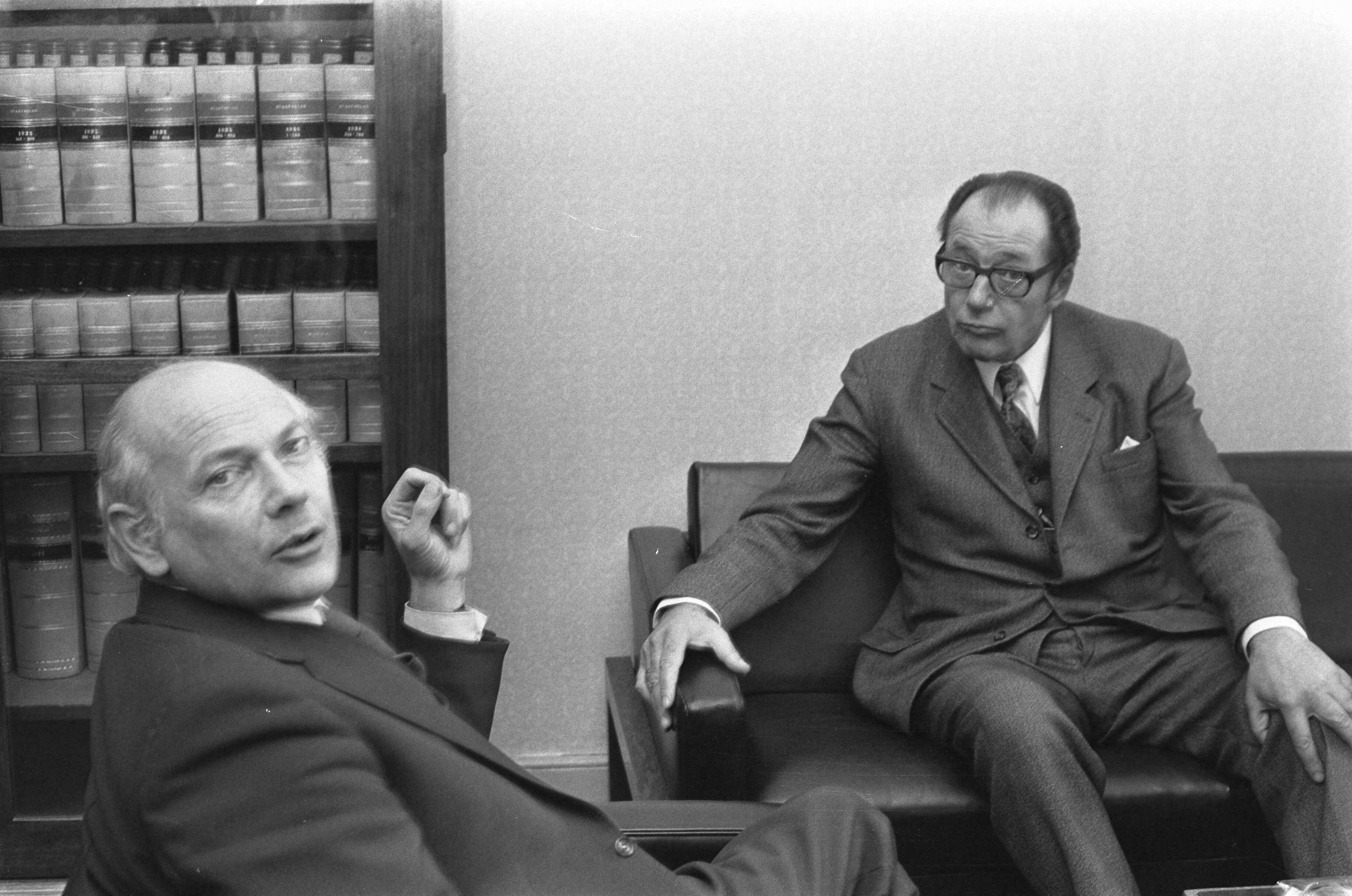 Fotocollectie Anefo — Kabinetsformateur Ruppert ontvangt Den Uyl (links) — Foto: Mieremet, Rob / Anefo. Licentie: Set B: Rechtenvrij / Publiek Domein. Bron: Nationaal Archief. http://hdl.handle.net/10648/ac02ae72-d0b4-102d-bcf8-003048976d84
